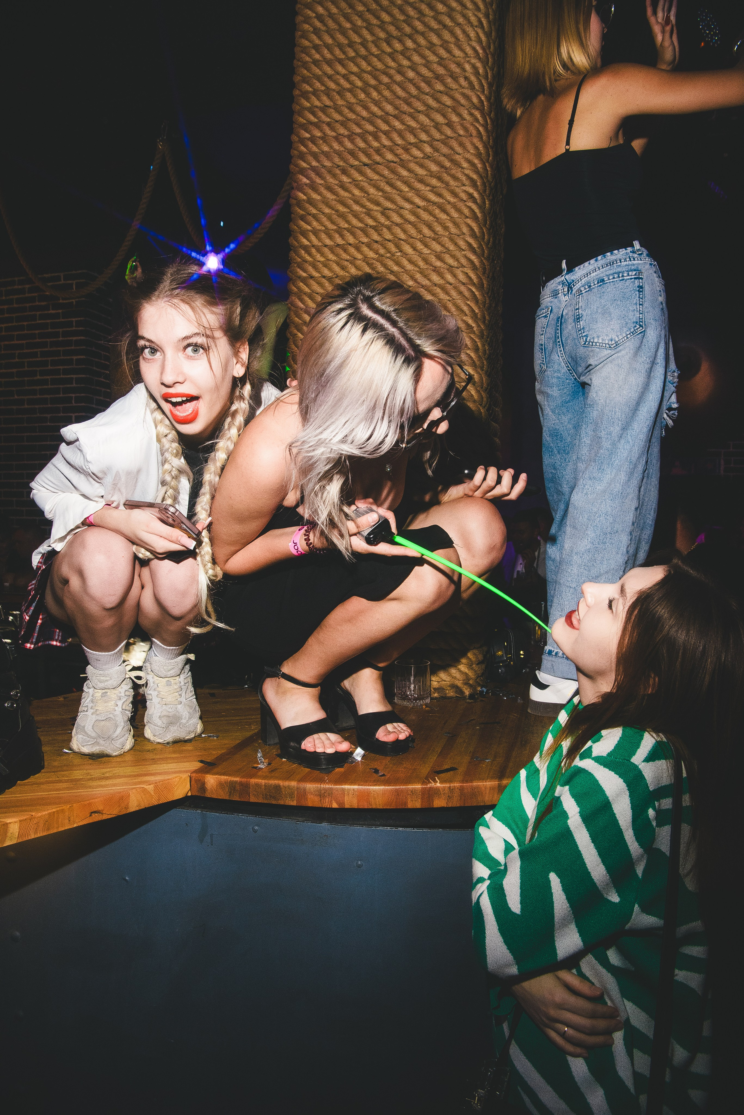 Фотоотчёты о вечеринках для НеБар Волгоград. Или стиль «пьяный фотограф». Фотограф в Волгограде и Волжском Александр Горбань