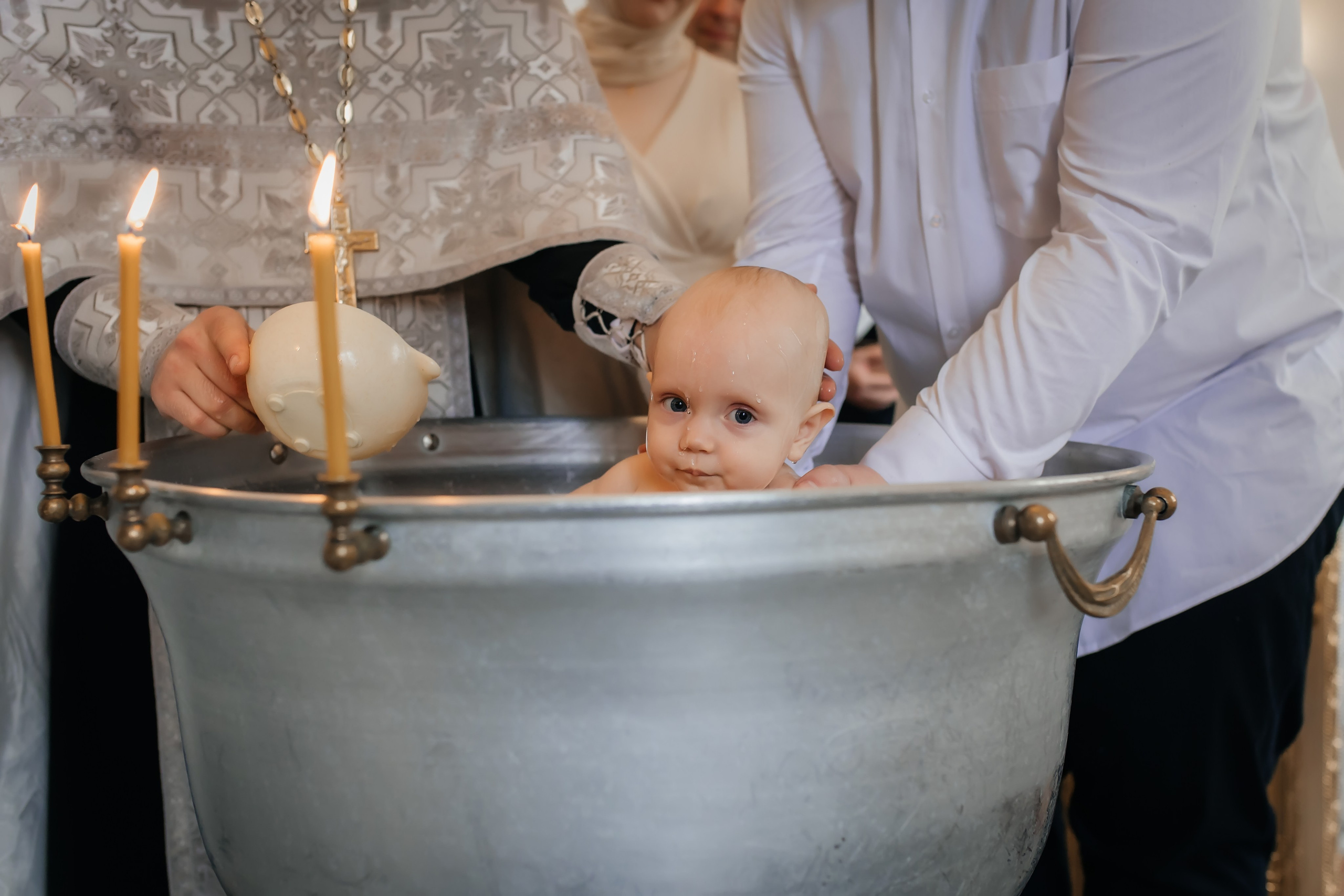 Крещение Ксении в Храме Казанской Иконы Божией матери в Коломенском. Фотограф на крещение и венчание Москва  Надежда Баланина
