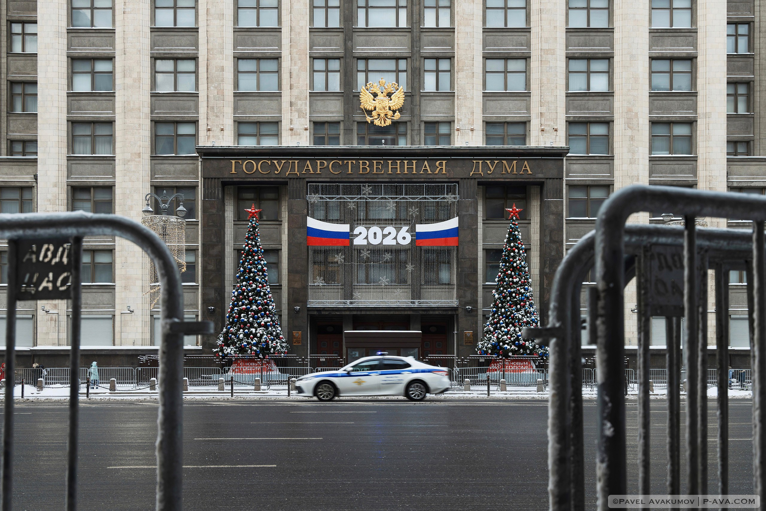 Госдума РФ и полицейская машина 