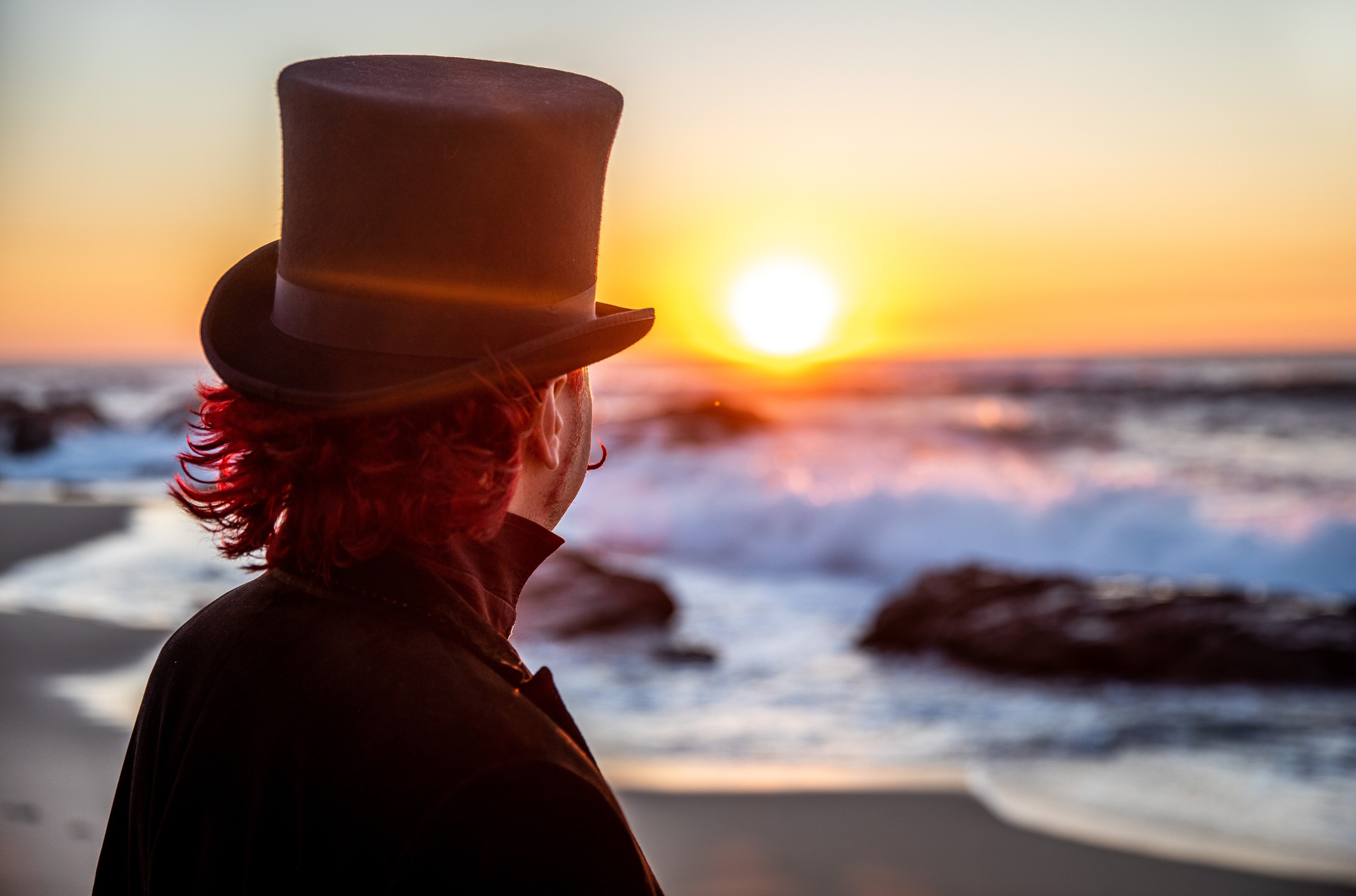 Magician and illusionist. Photo walk on the beach