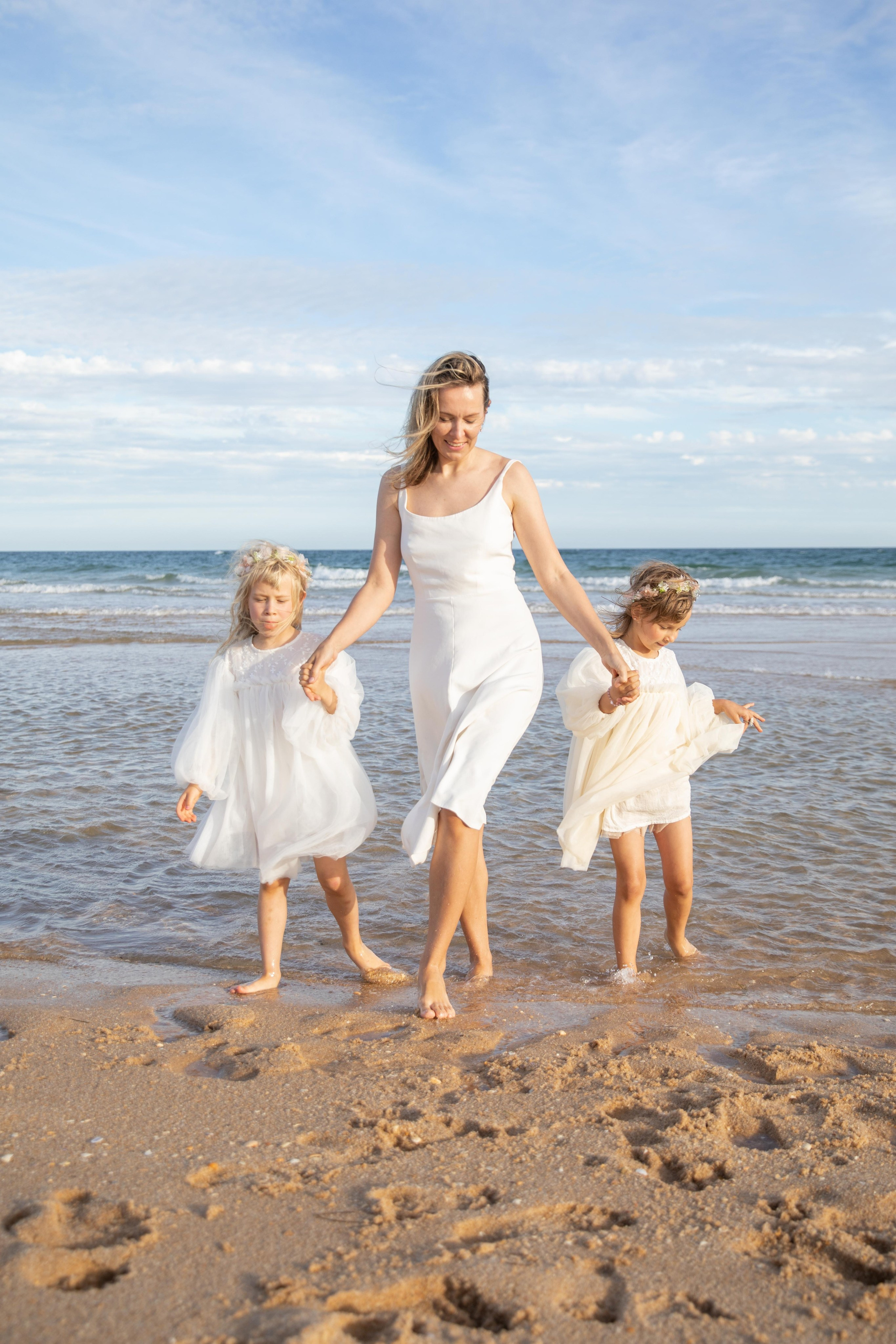 Family on the ocean. Professional Photographer in Portugal. Oksana Lomnova