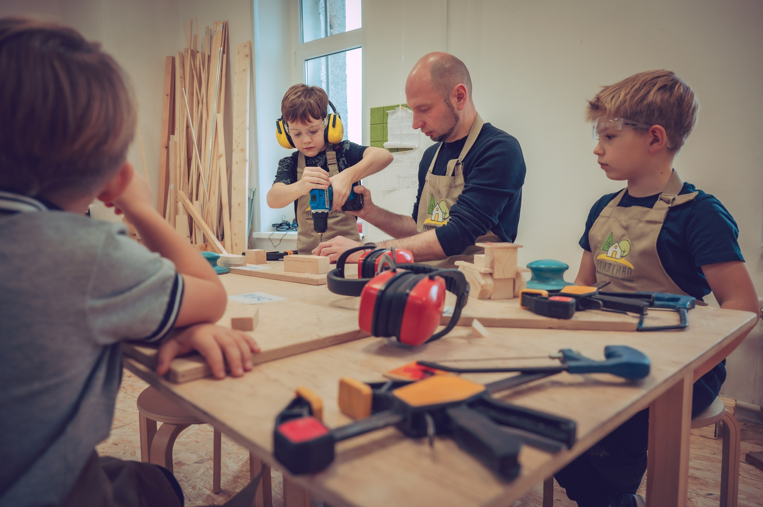 Репортаж из детской столярной мастерской. Семейный фотограф Руслан Каримов Одинцово Москва