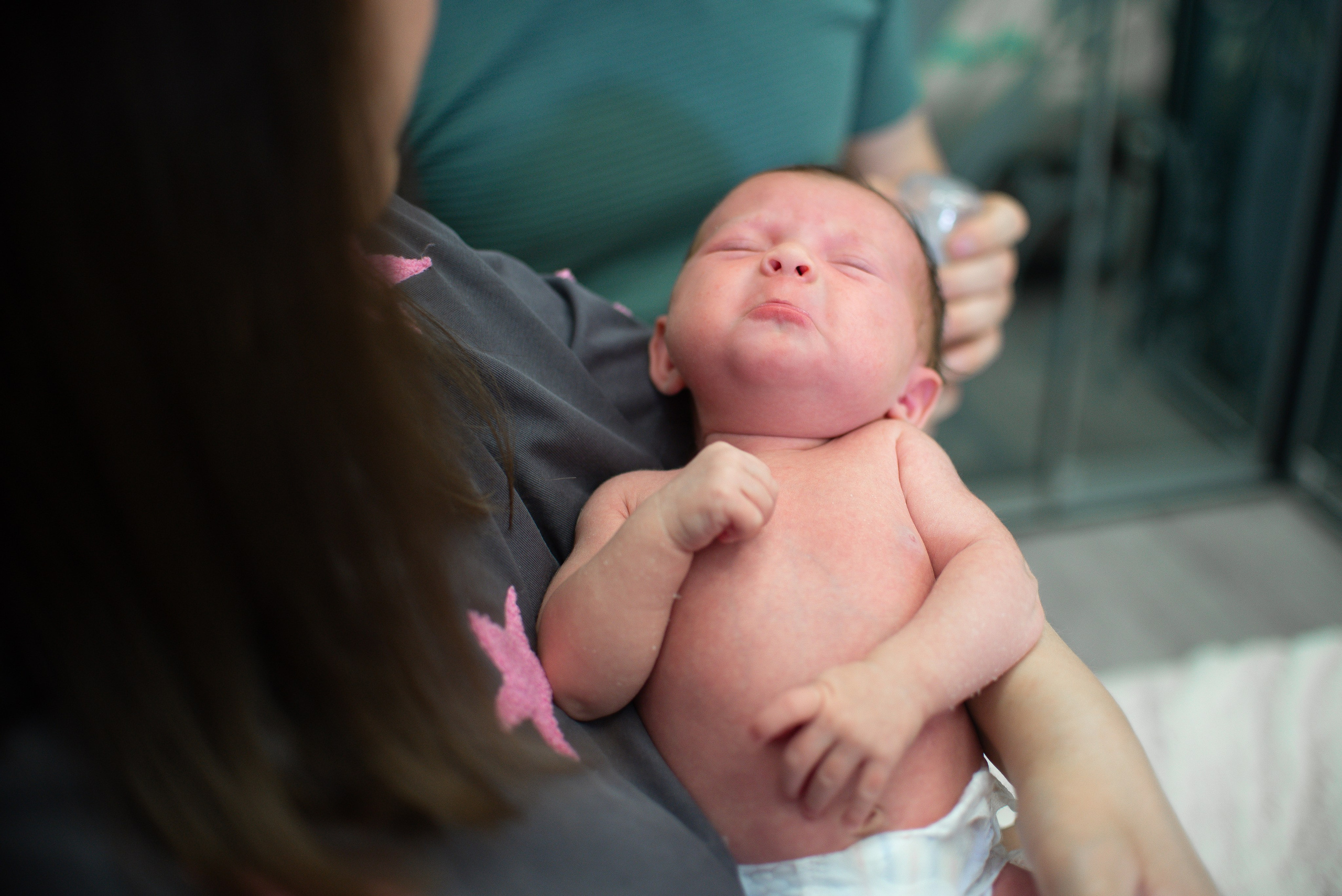 Крошка Манэ дома с родителями. Семейный фотограф на выписку из роддома и крещение Минск Настя Гришук
