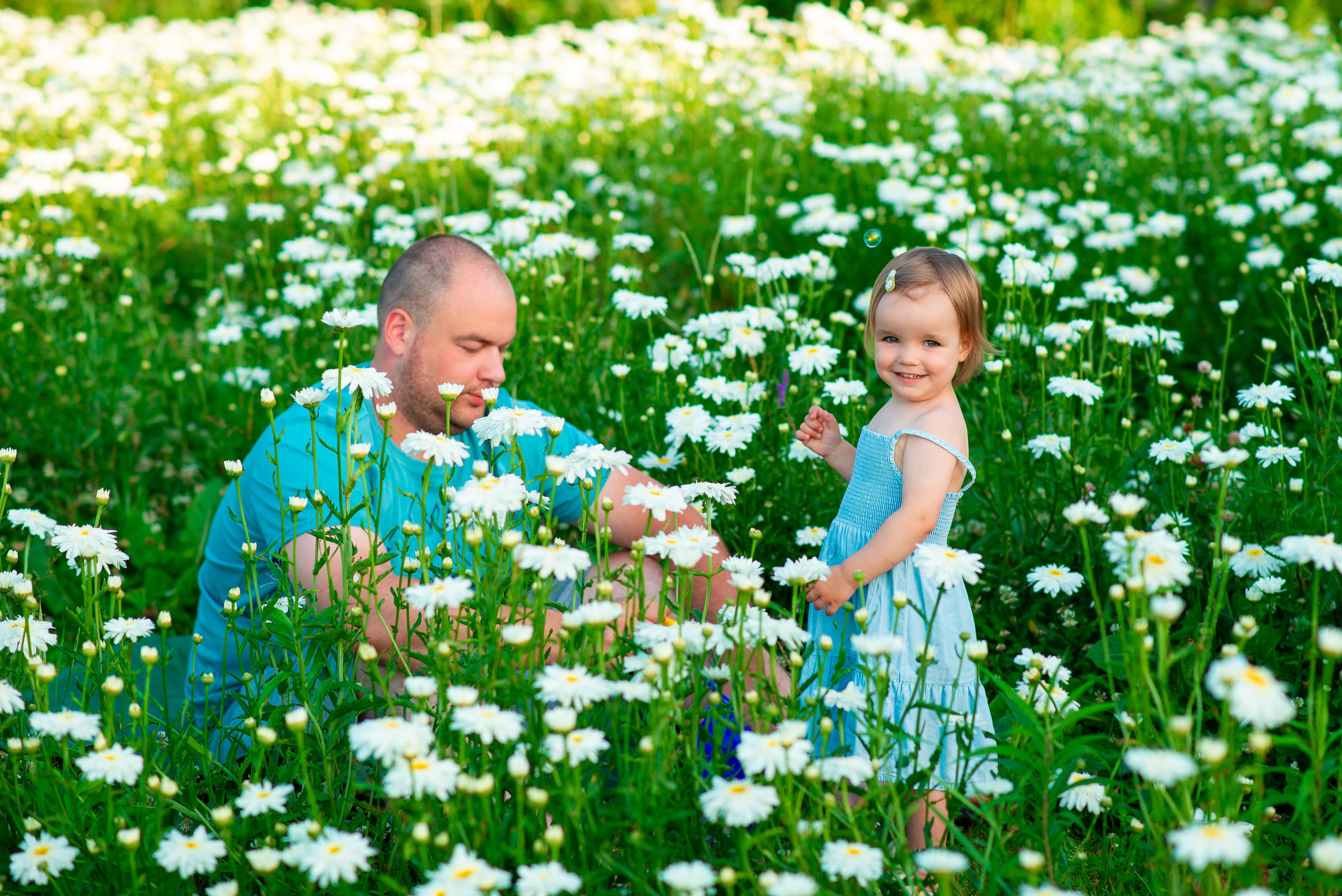 Вероника с семьей в ромашках. Семейный фотограф на выписку из роддома и крещение Минск Настя Гришук