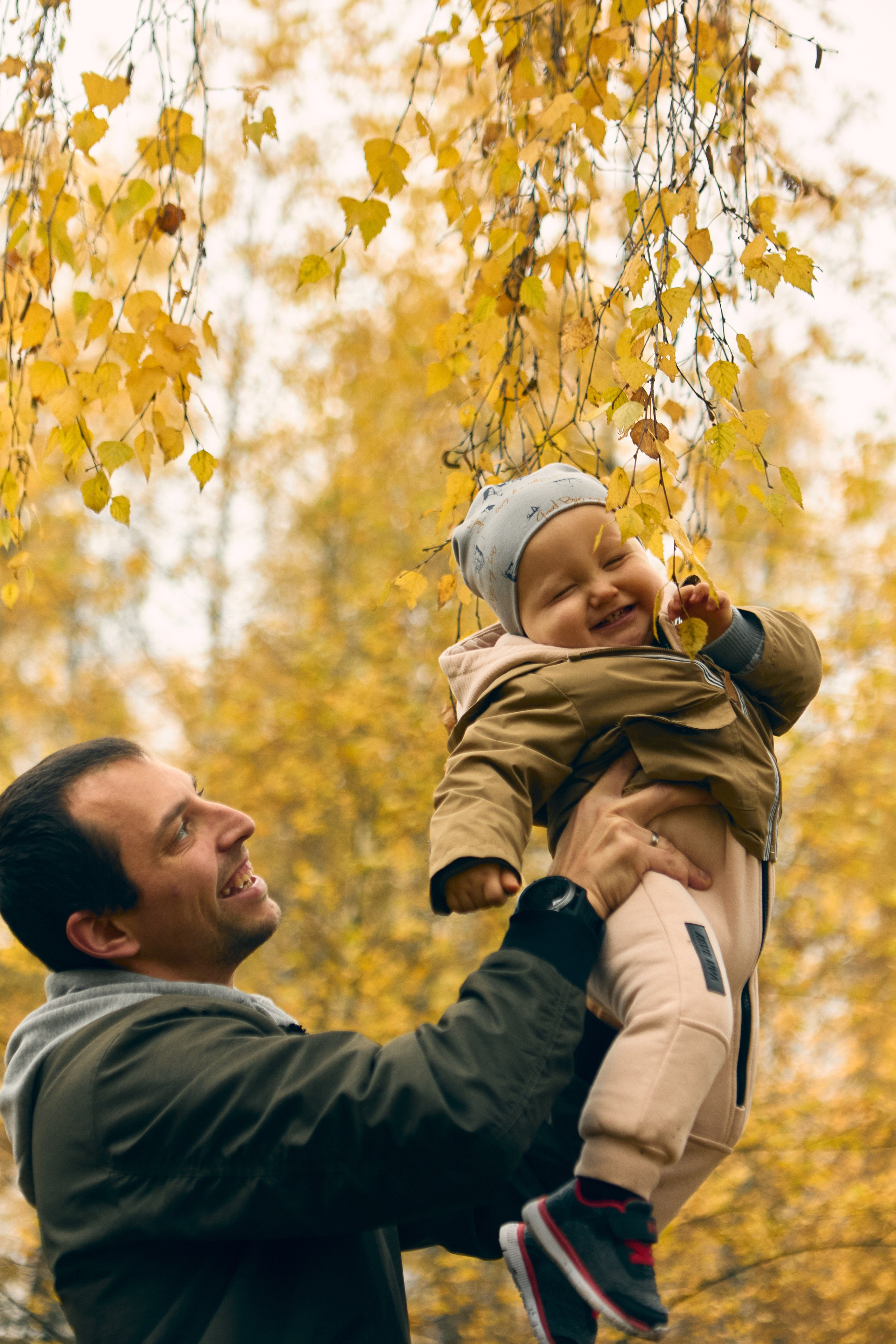 папа и сын на прогулке осенью