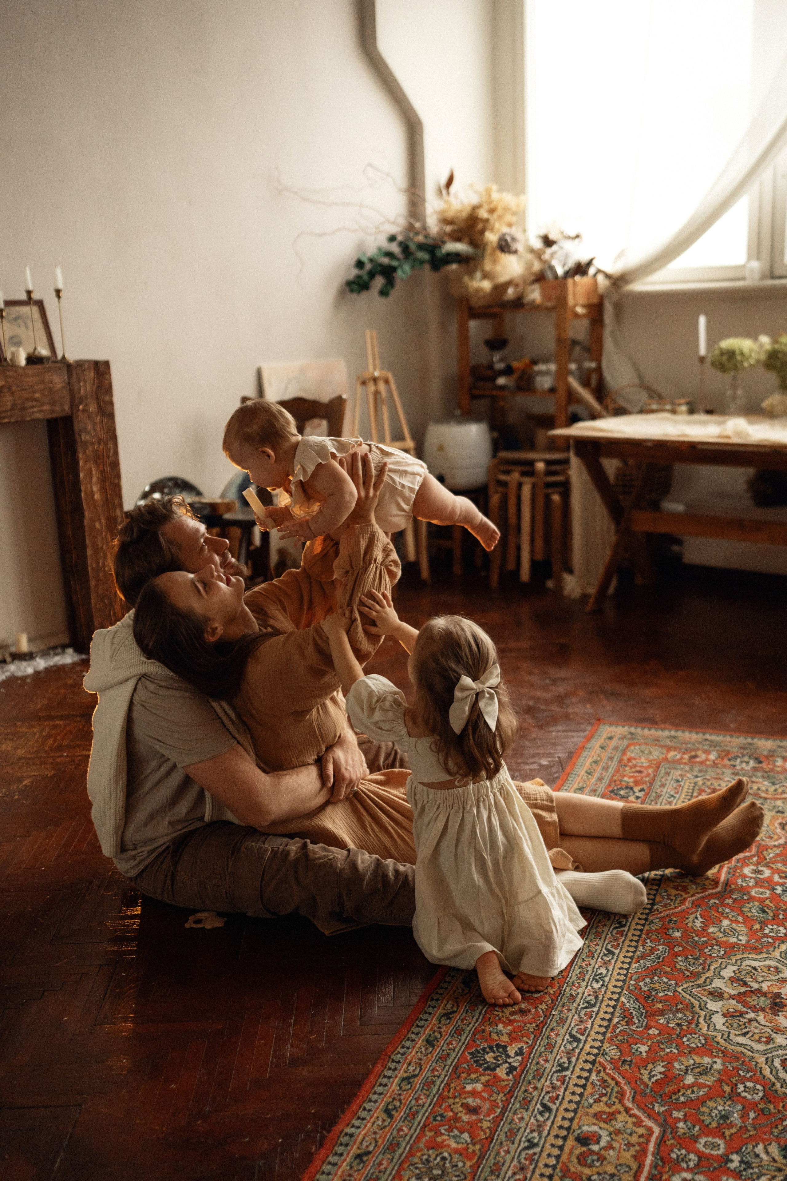 В мастерской художника. Семейный фотограф Москва. Фотограф беременности и материнства Москва