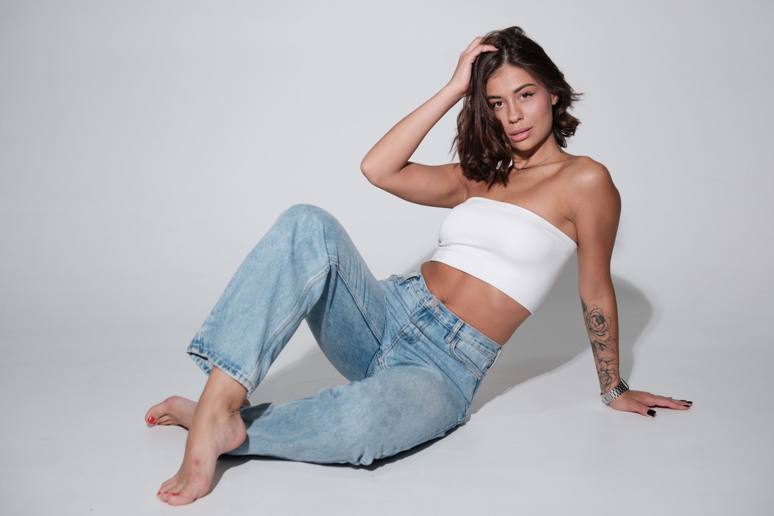 Сьемка в студии для модельного агентства, девушка в джинсах и белом топе