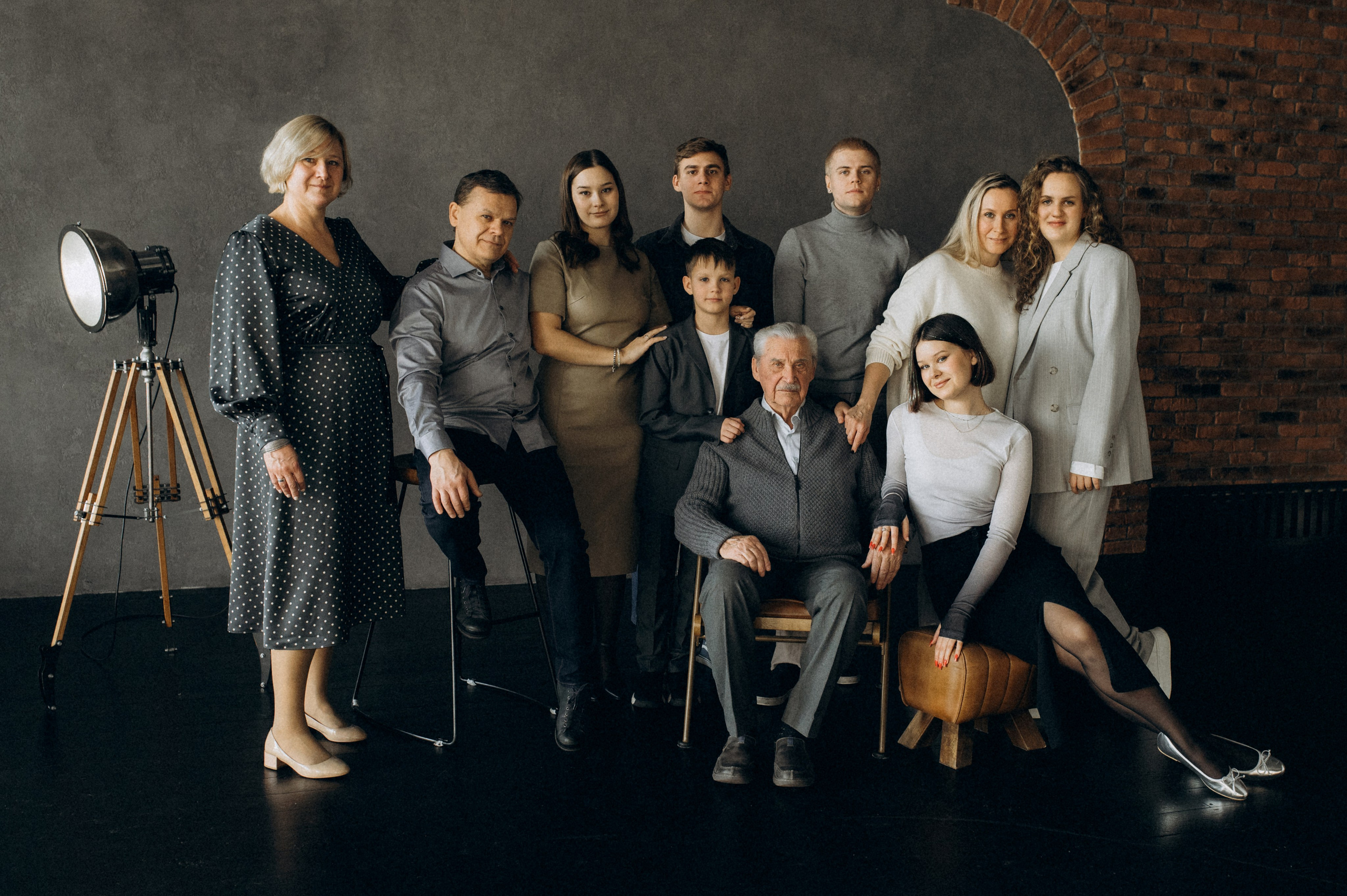 Фотосессия большой семьи в студии. Семейный фотограф в Новосибирске Женя Индрикова