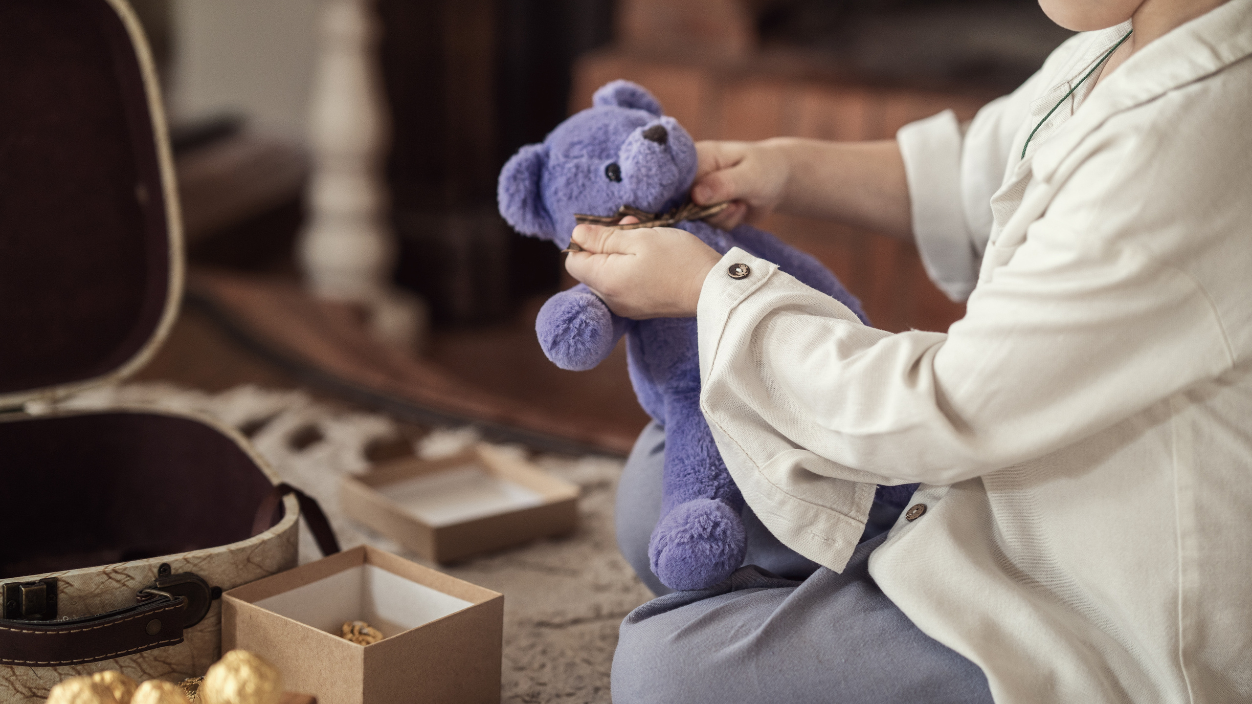 Мальчик достал своего плюшевого мишку и думает, что может быт подарить его 