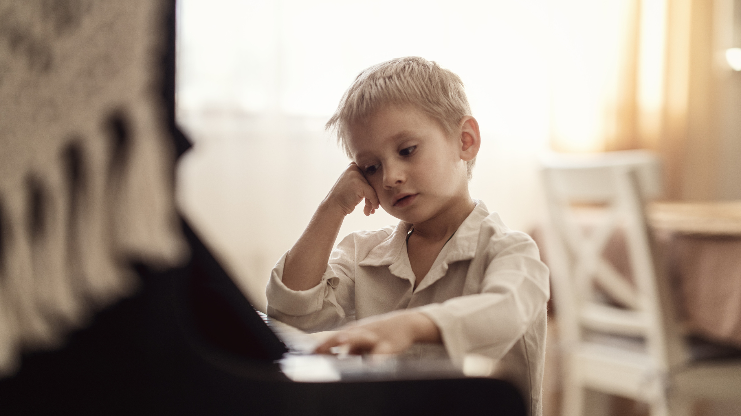 Мальчик за пианино думает что-тоже подарить маме на 8 марта