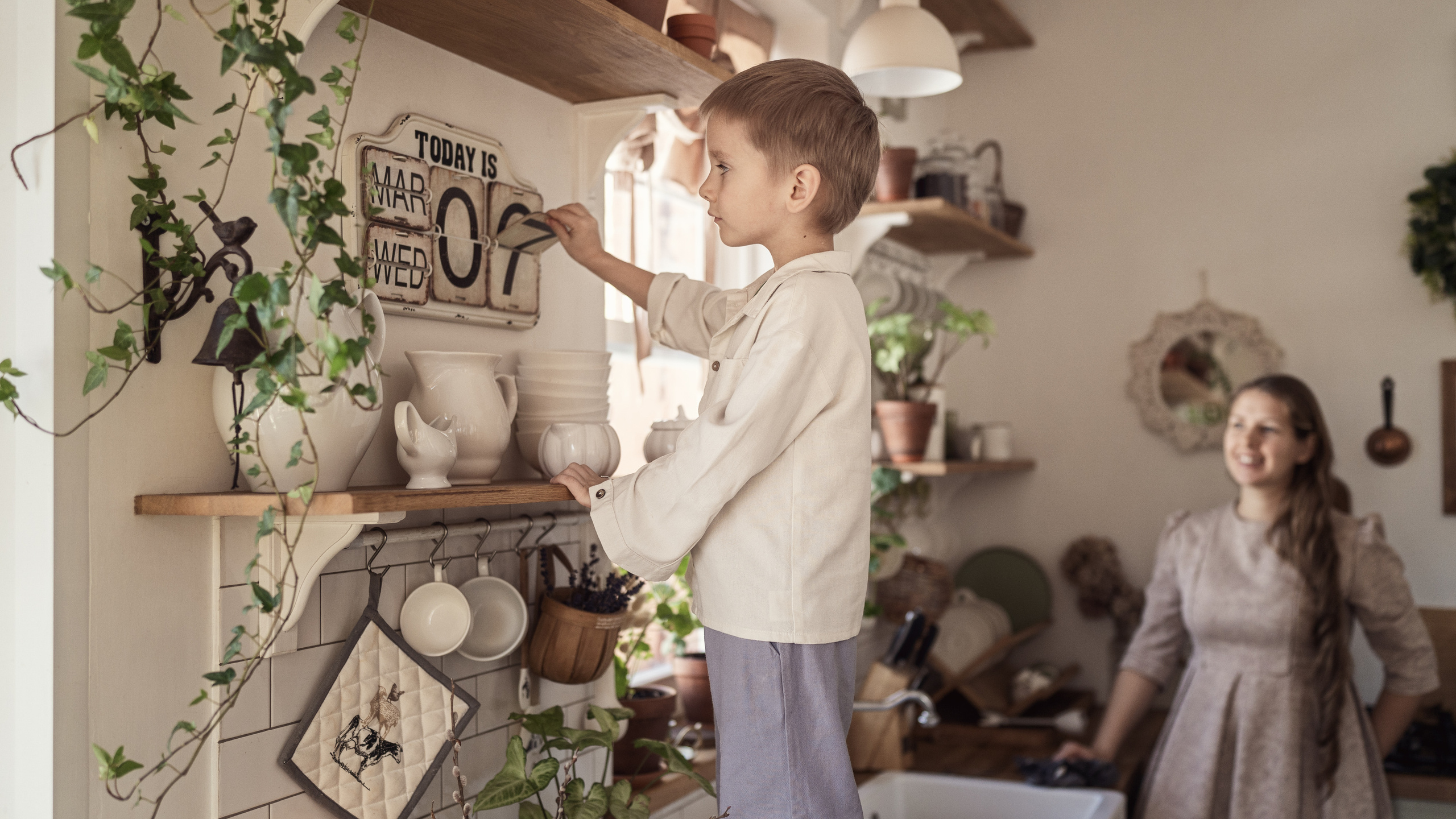 Мальчик переворачивает лист календаря и видит, что сегодня 7 марта - канун 8 марта