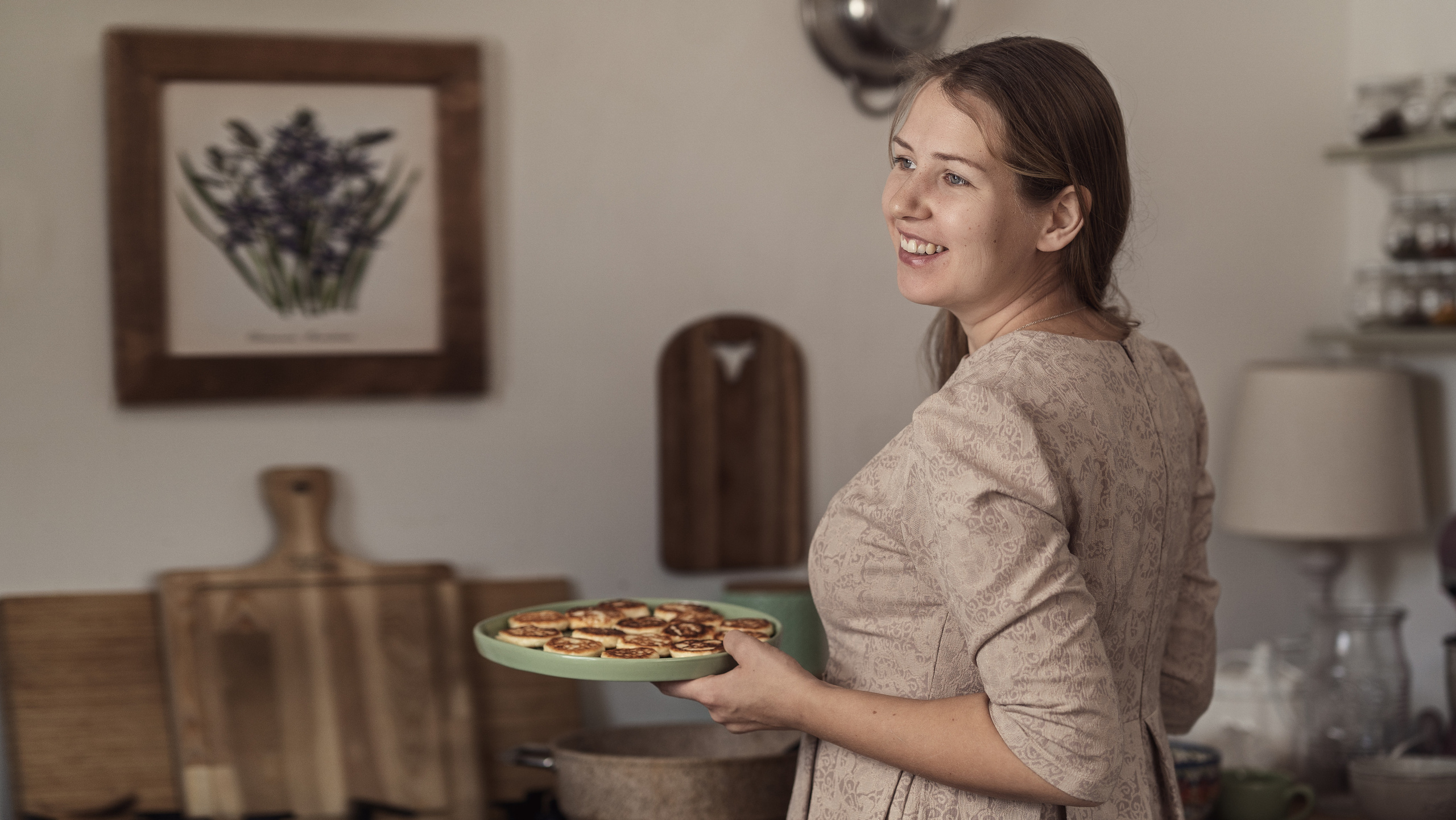 Мама испекла оладушки и зовет сына на чай