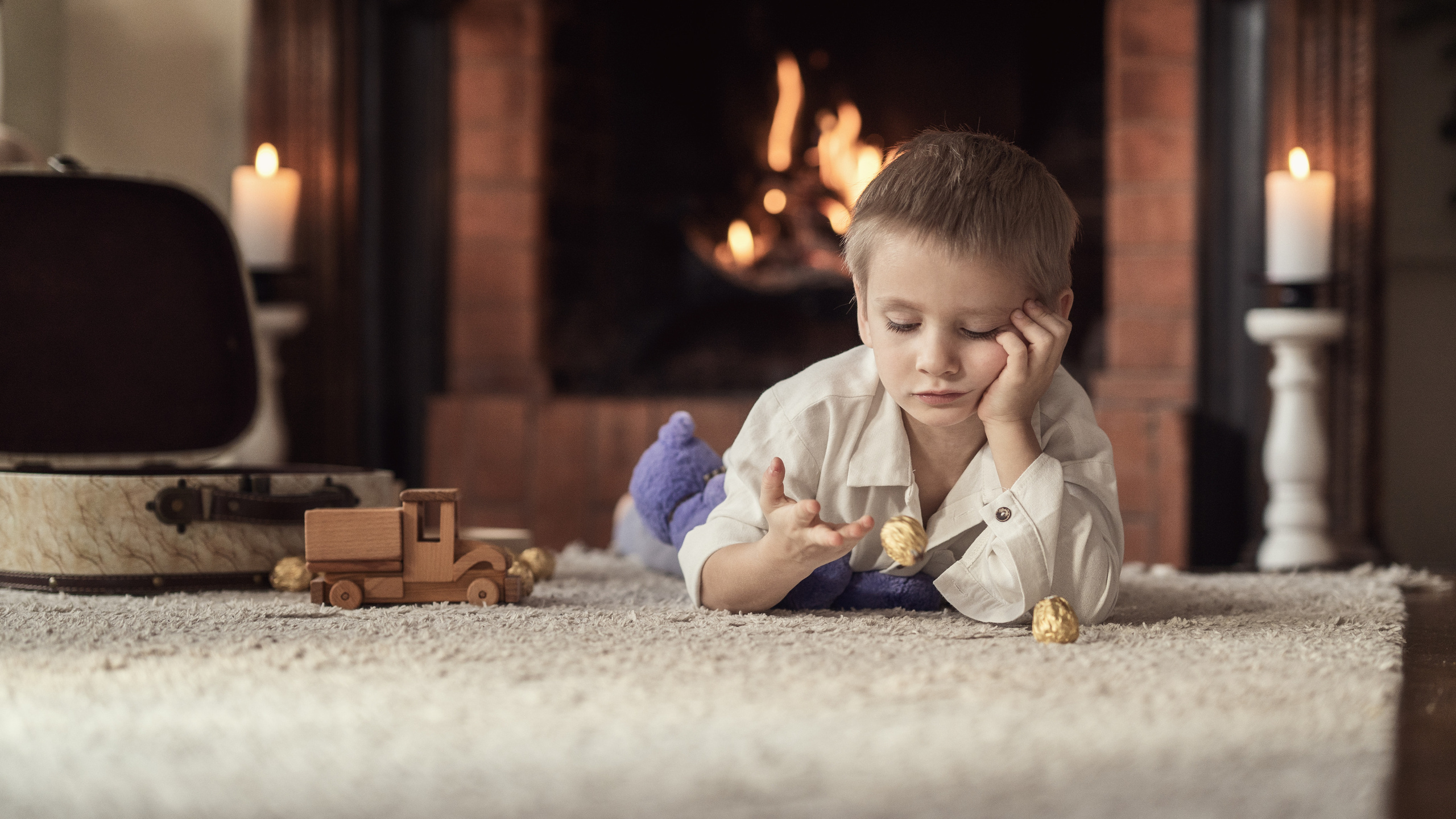 Мальчик грустит и не знает что подарить маме на 8 марта