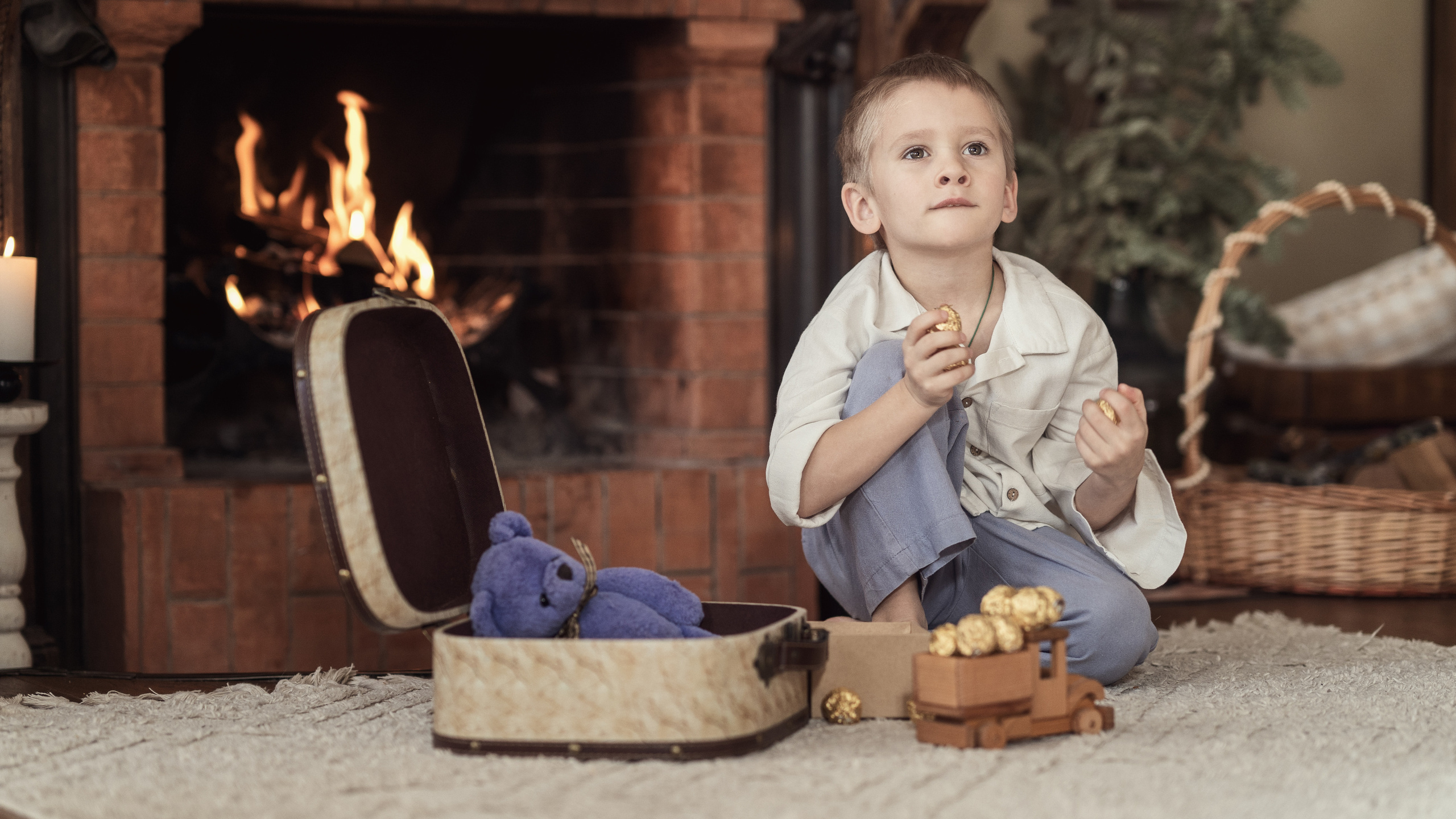 Мальчик думает, а что если подарить маме конфеты