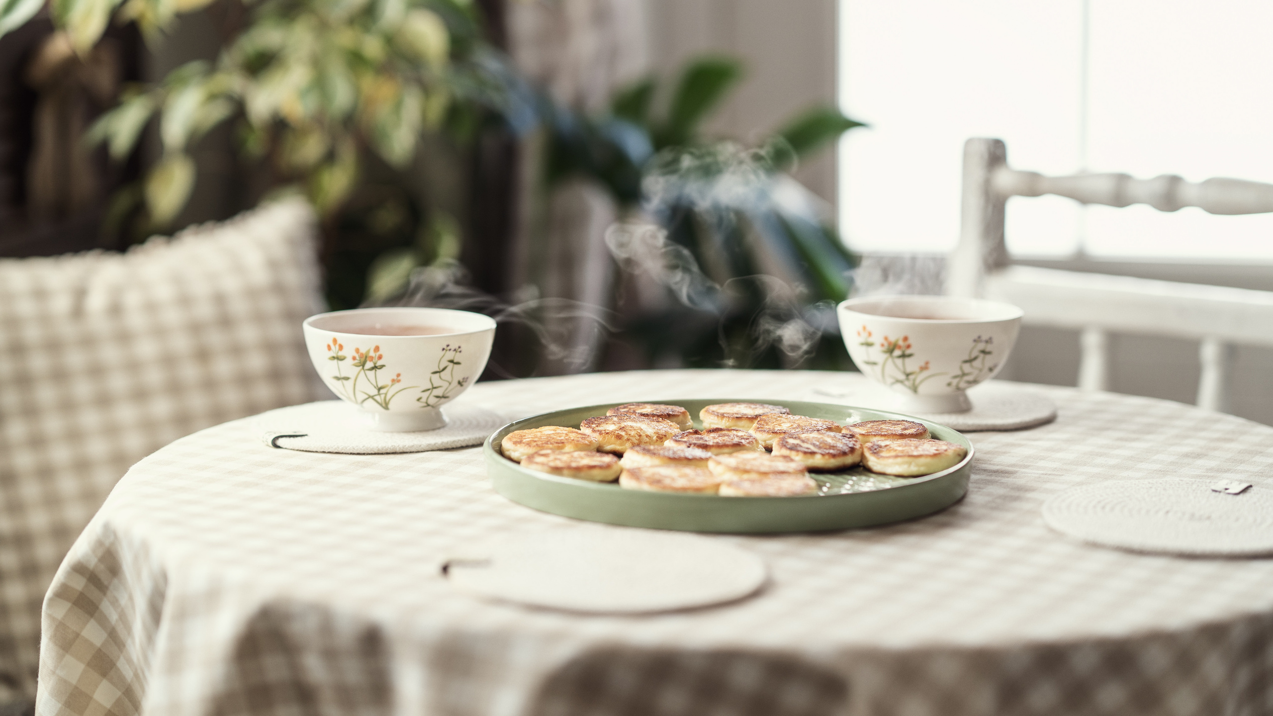 Оладушки и чай на столе