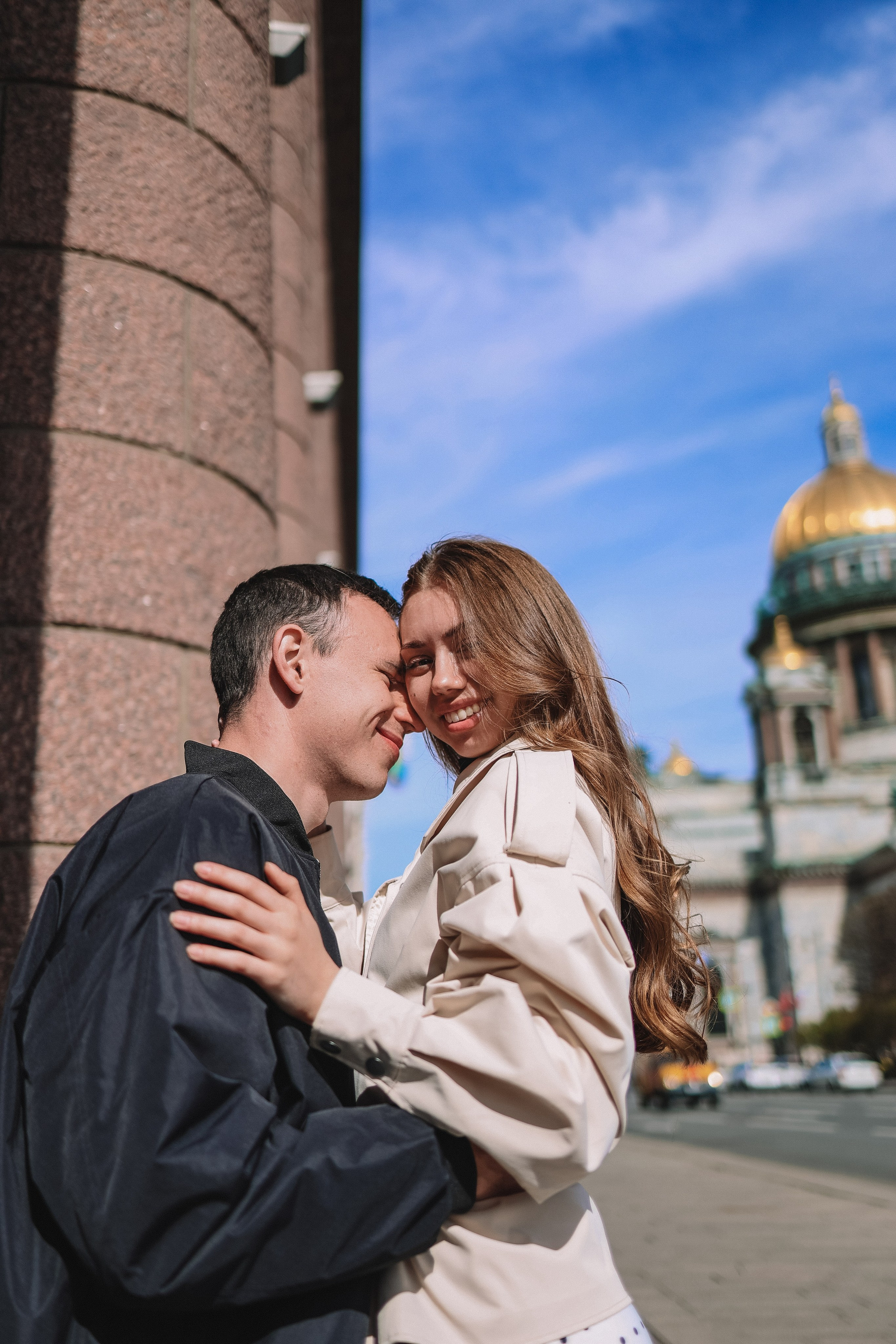 Эмоциональный портрет влюбленных на прогулке в центре СПб