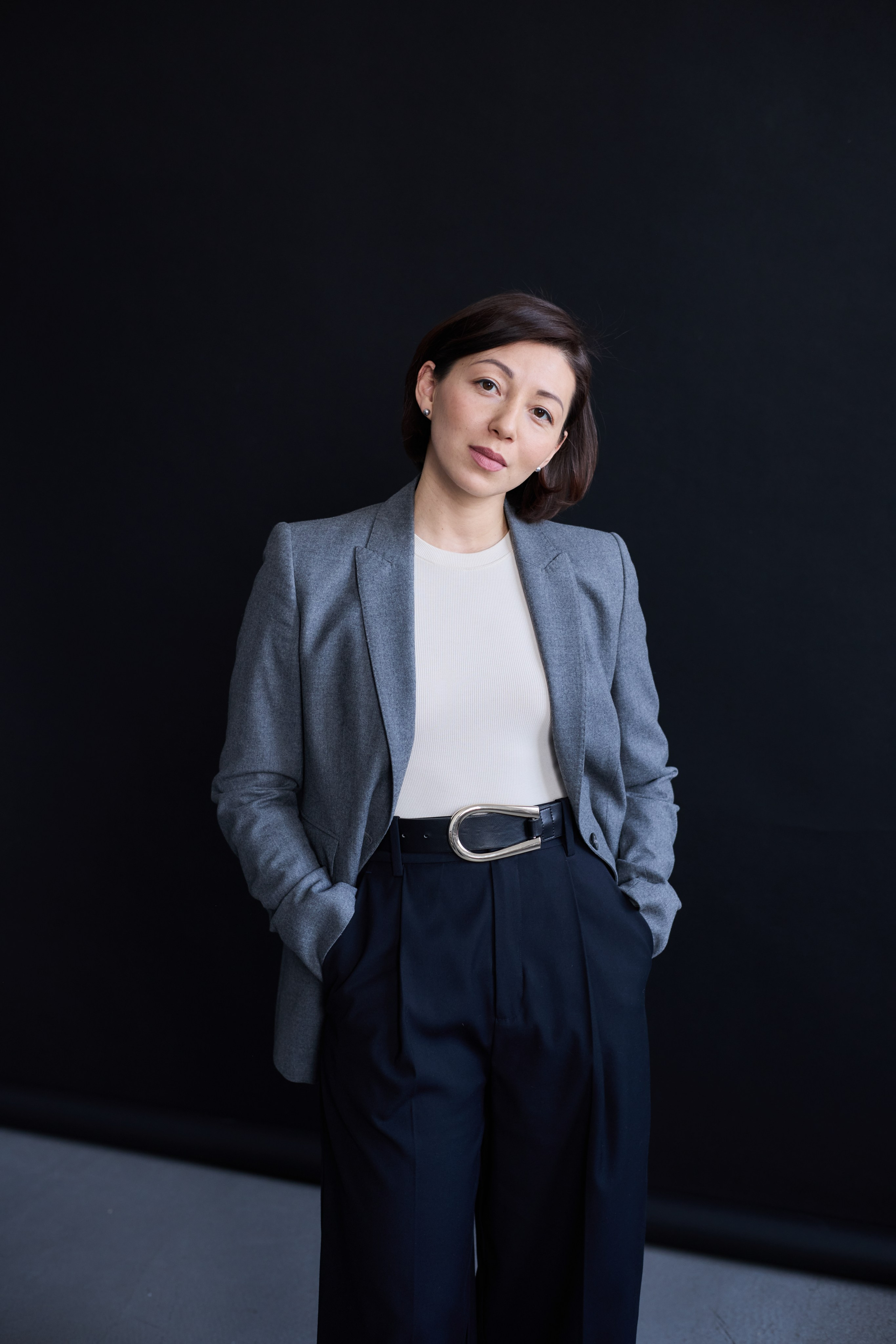 Кристина Кибирева, девушка в офисной одежде. Фото в офисе 