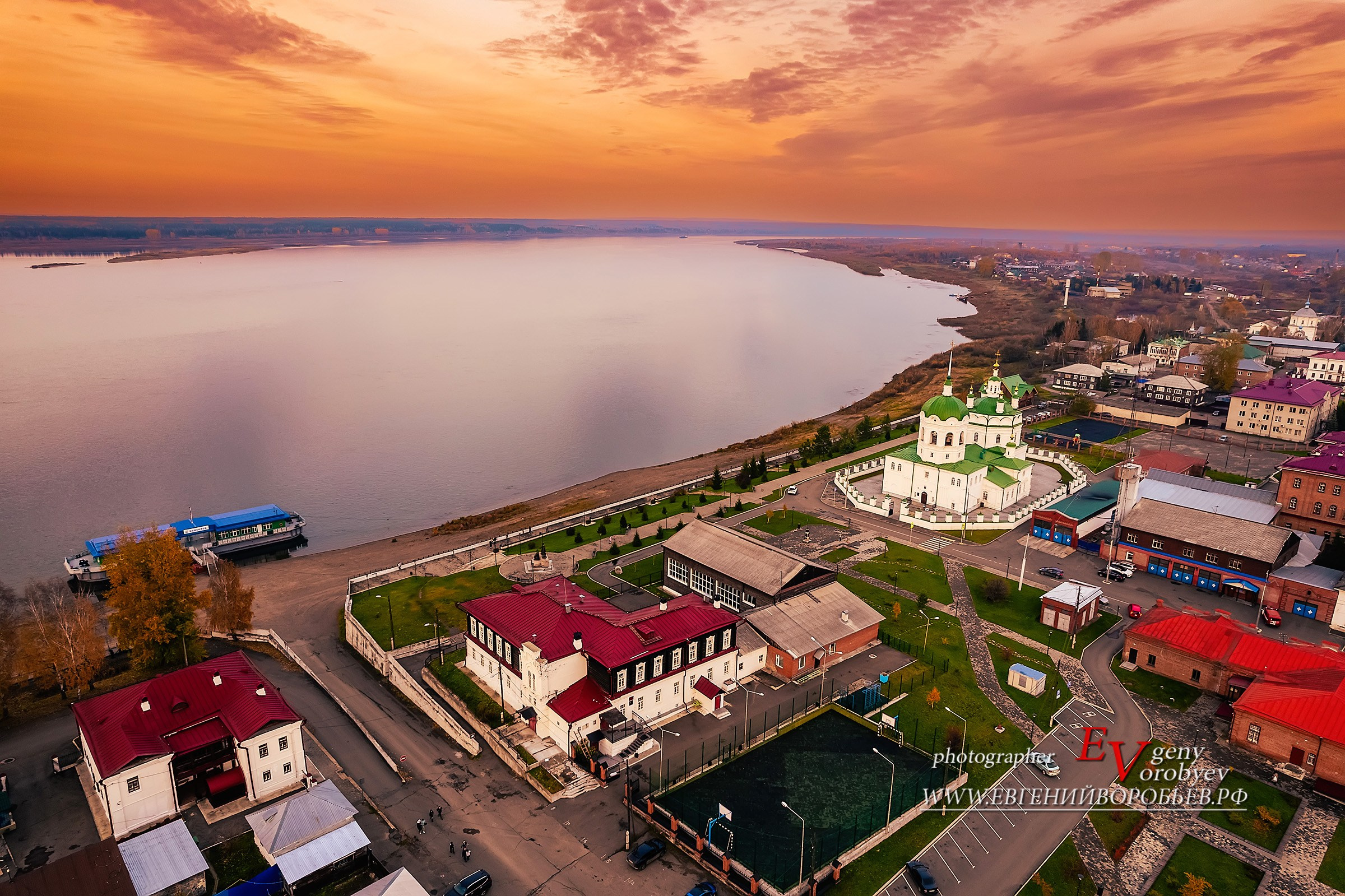 экскурсии Енисейск Красноярск аренда микроавтобуса трансфер индивидуальный тур фото набережная дегустация сибирской кухни интересные места что посмотреть куда сходить что посетить достопримечательности в Енисейске  храм церковь монастырь фототур  цена заказать экскурсию программа маршрут смотровые площадки видовые красивые места путешествие туристический маршрут 