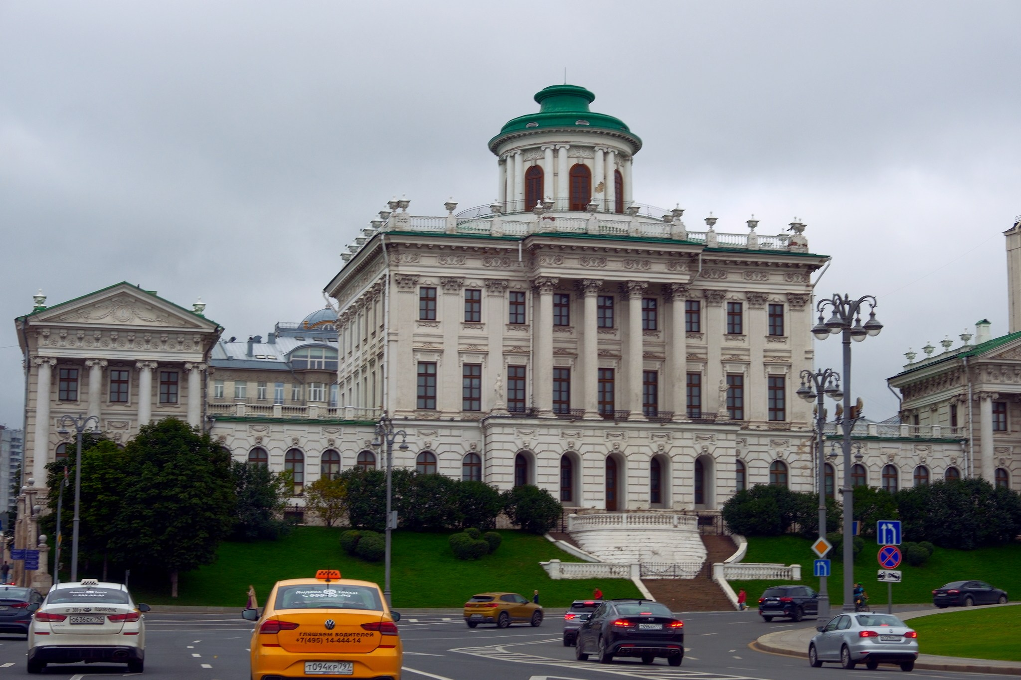 Улица, люди, жизнь…