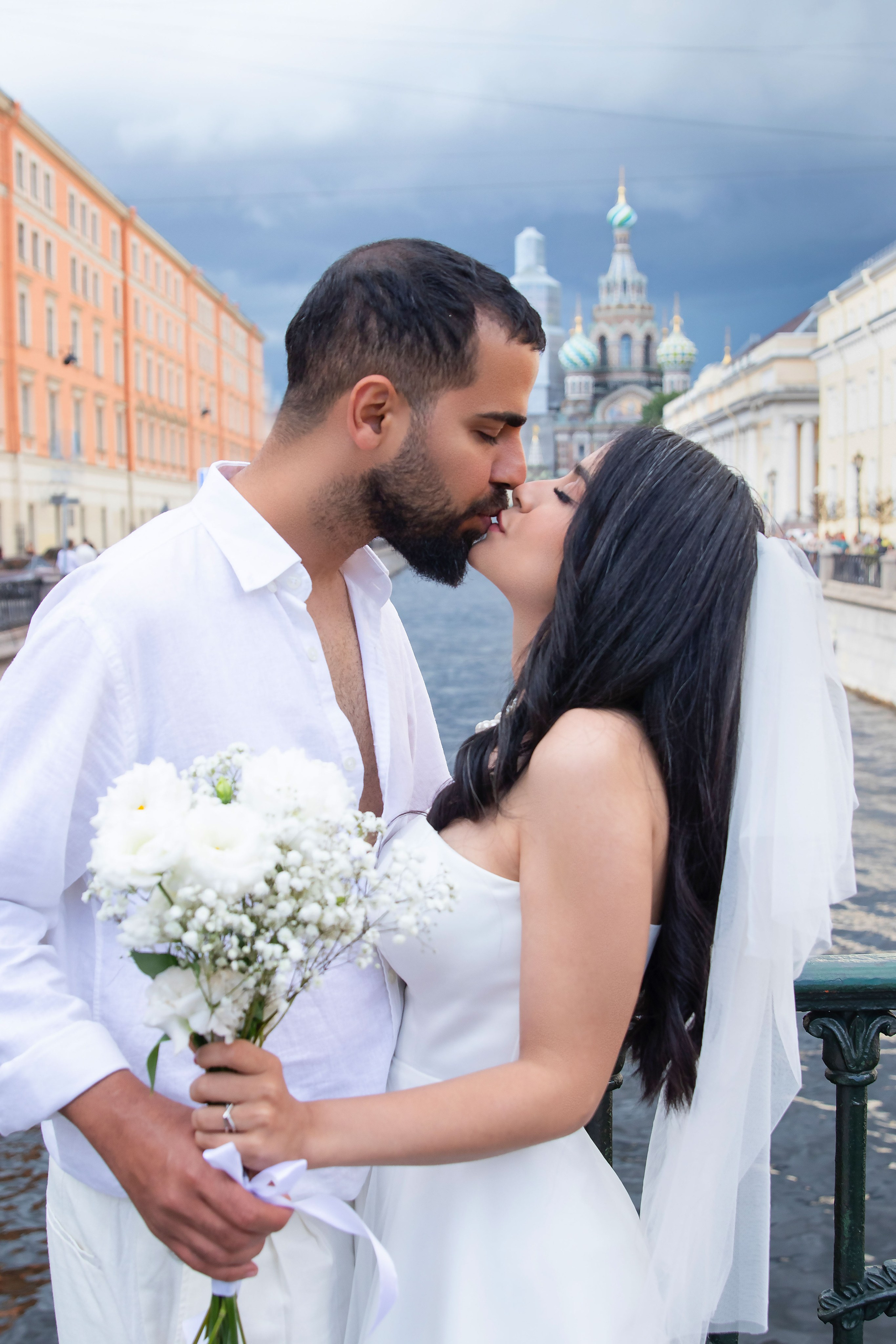 Свадебная прогулка Иранской пары по городу. Портретный фотограф в Санкт-Петербурге Савельева Ольга