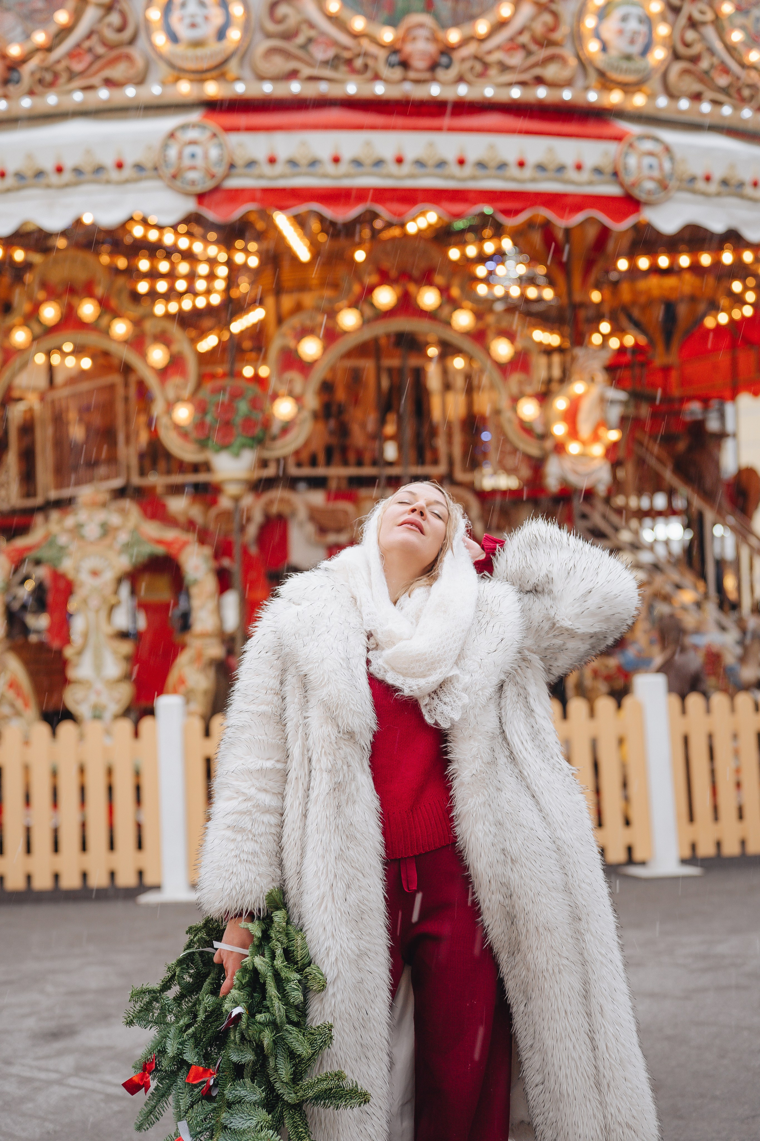 ПРОГУЛКА НА МАНЕЖНОЙ ПЛОЩАДИ ДЛЯ ДЕВУШКИ ПЕРЕД НОВЫМ ГОДОМ (НОВОГОДНЯЯ ФОТОСЕССИИЯ НА МАНЕЖНОЙ ПЛОЩАДИ). Профессиональный фотограф, Санкт-Петербург — Виктория Богомолова