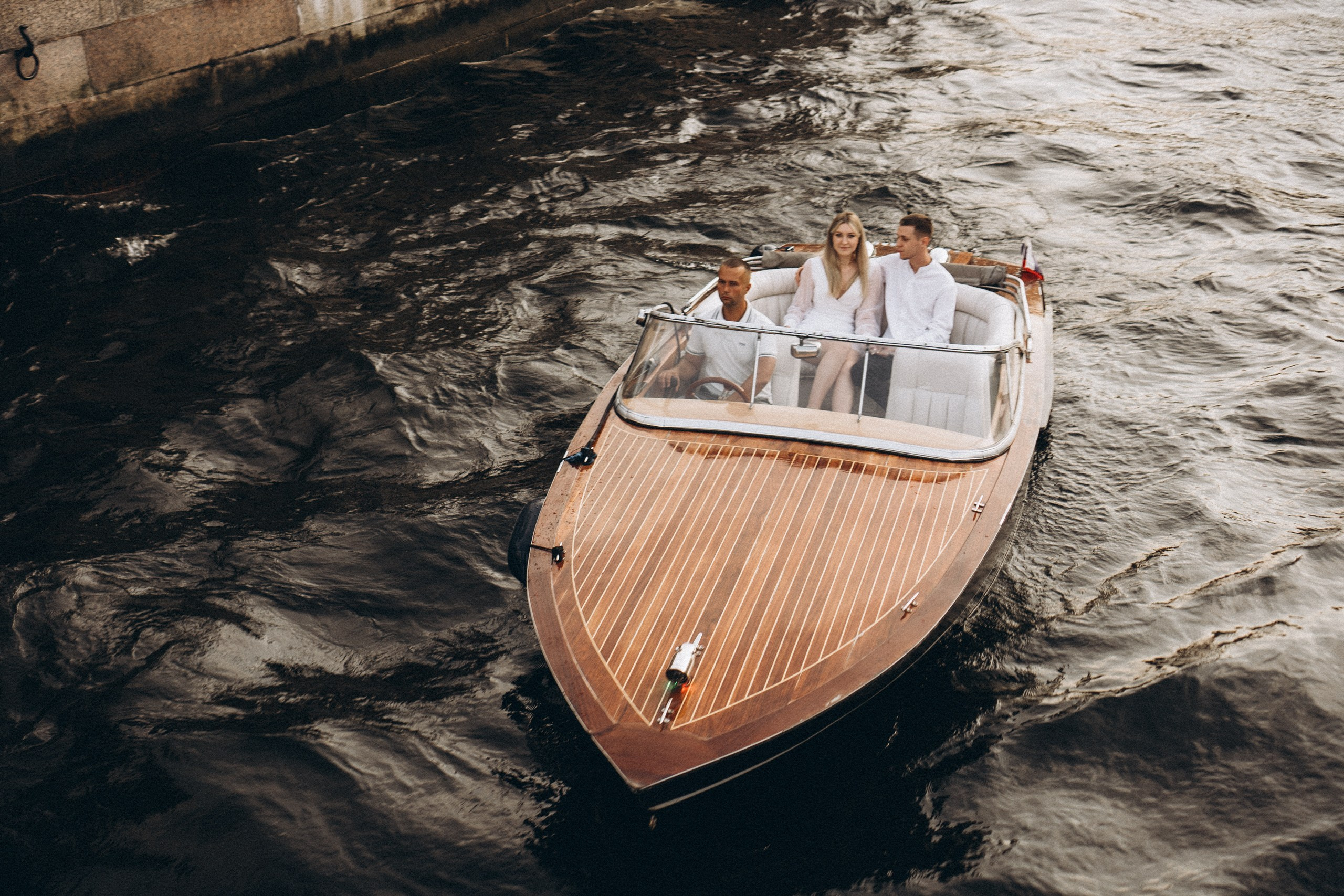 СВАДЕНБНАЯ СЬЕМКА НА КАТЕРЕ ПО КАНАЛАМ САНКТ-ПЕТЕРБУРГА И В АКВАТОРИИ НЕВЫ. Профессиональный фотограф, Санкт-Петербург — Виктория Богомолова