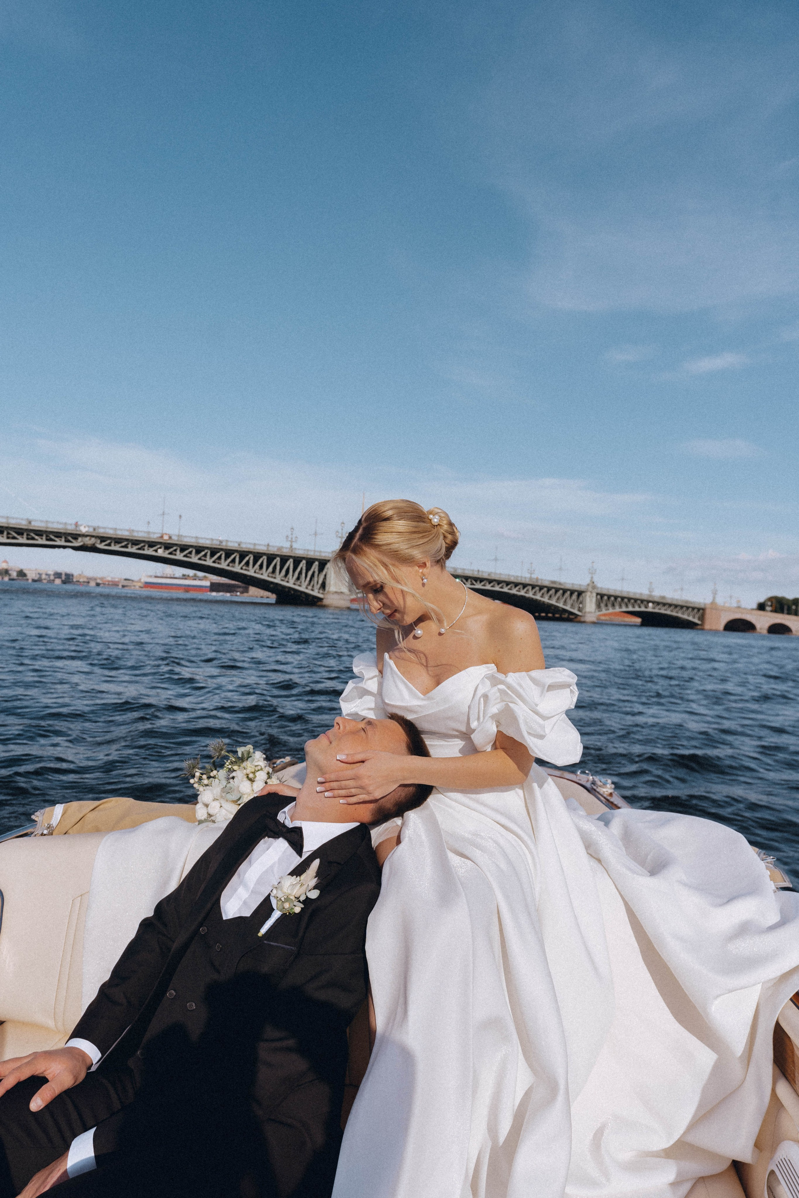 СВАДЕНБНАЯ СЬЕМКА НА КАТЕРЕ ПО КАНАЛАМ САНКТ-ПЕТЕРБУРГА И В АКВАТОРИИ НЕВЫ. Профессиональный фотограф, Санкт-Петербург — Виктория Богомолова