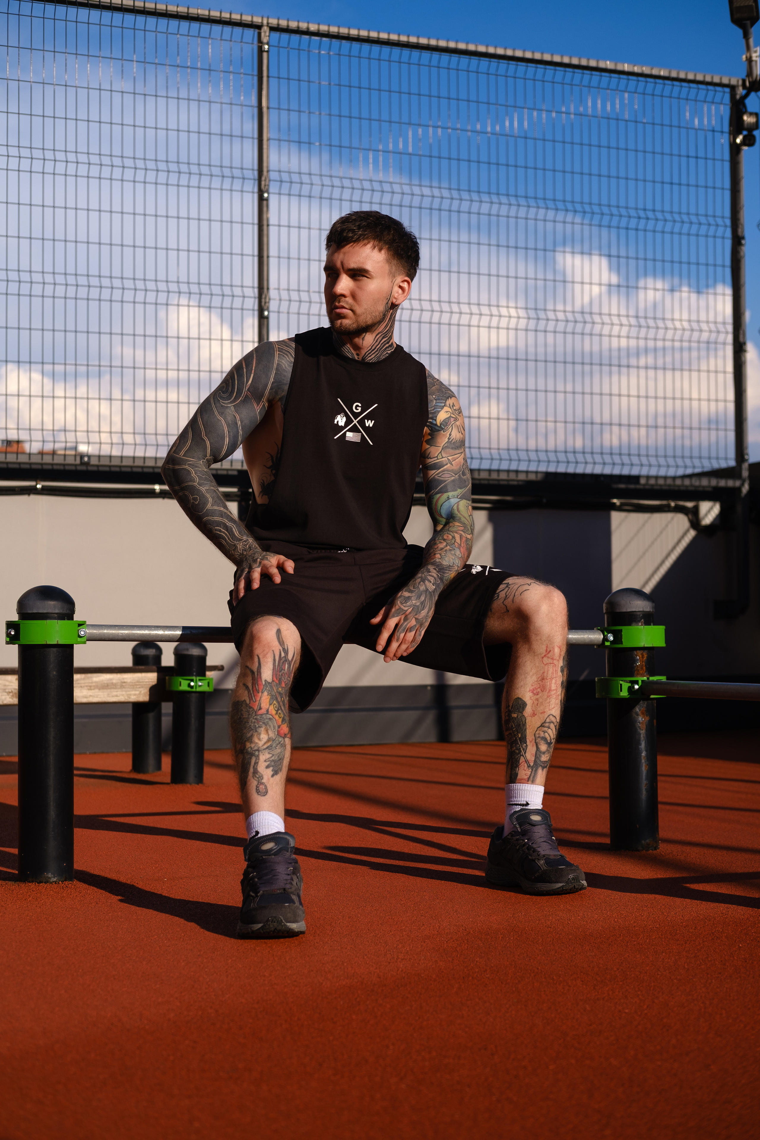 Выразительный образ: мужчина с татуировками демонстрирует спортивную одежду с характером