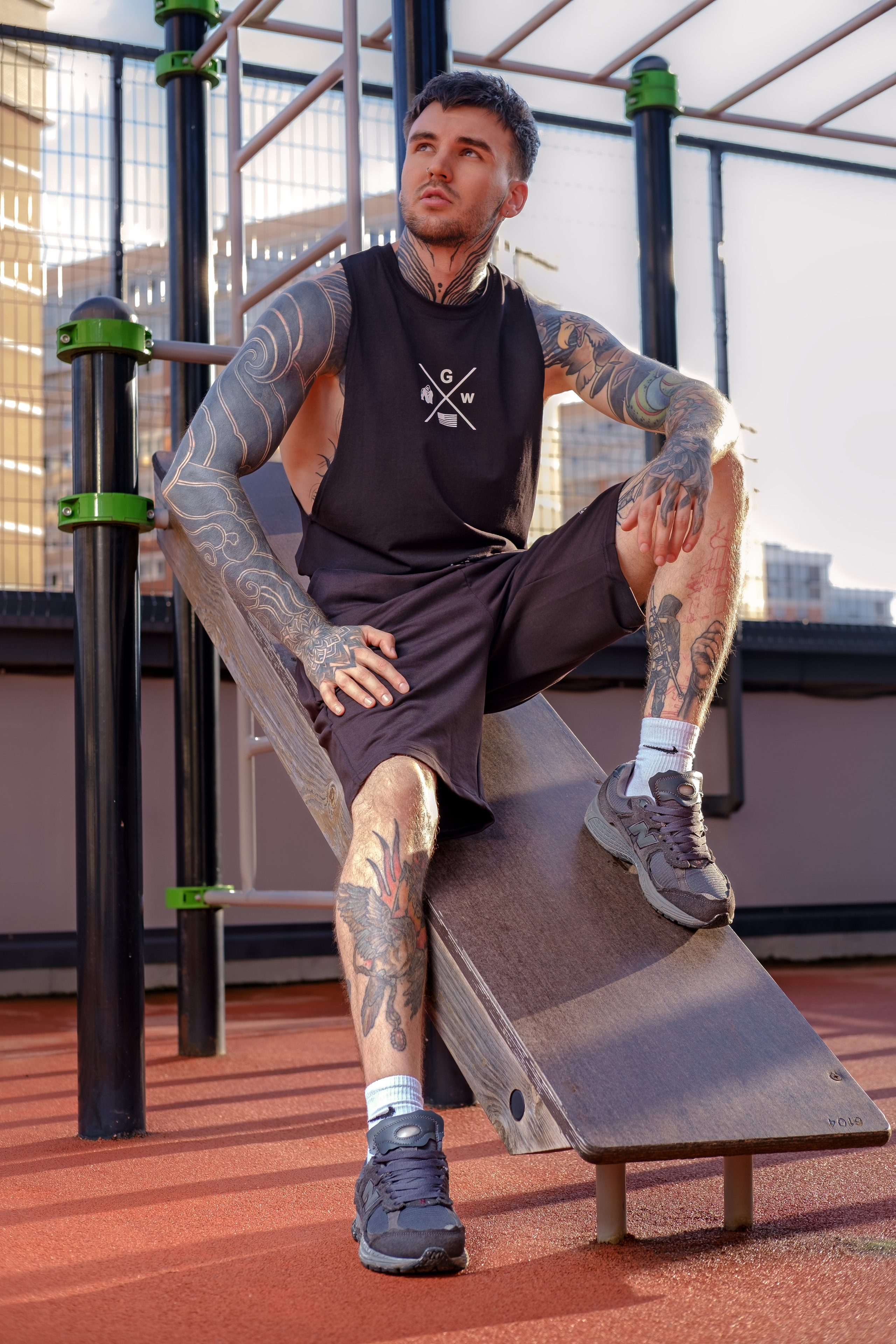 Мужская фотосессия с фокусом на татуировках - выразительность и индивидуальность