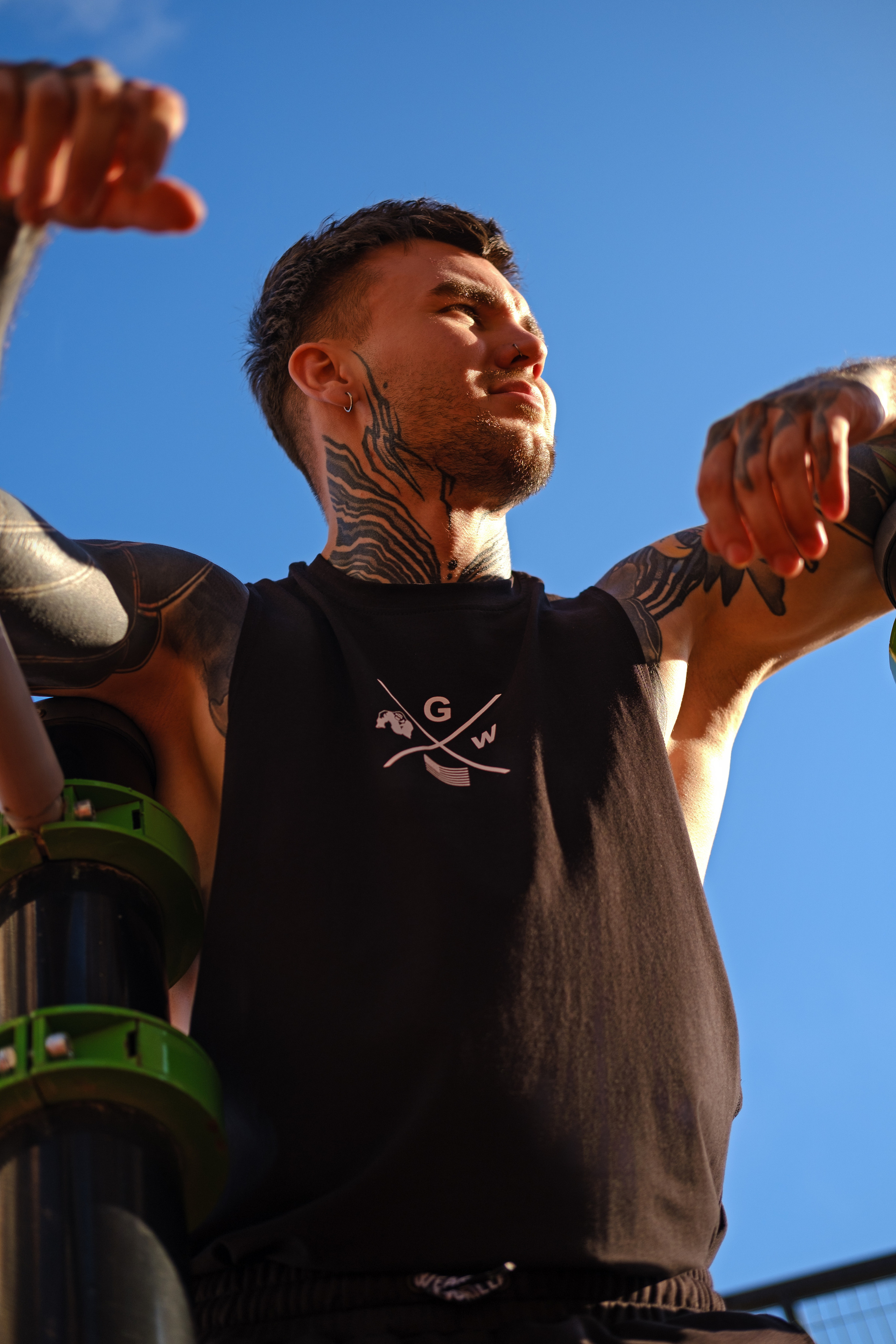 Модная фотосессия с татуированным мужчиной - стиль и элегантность в одном кадре