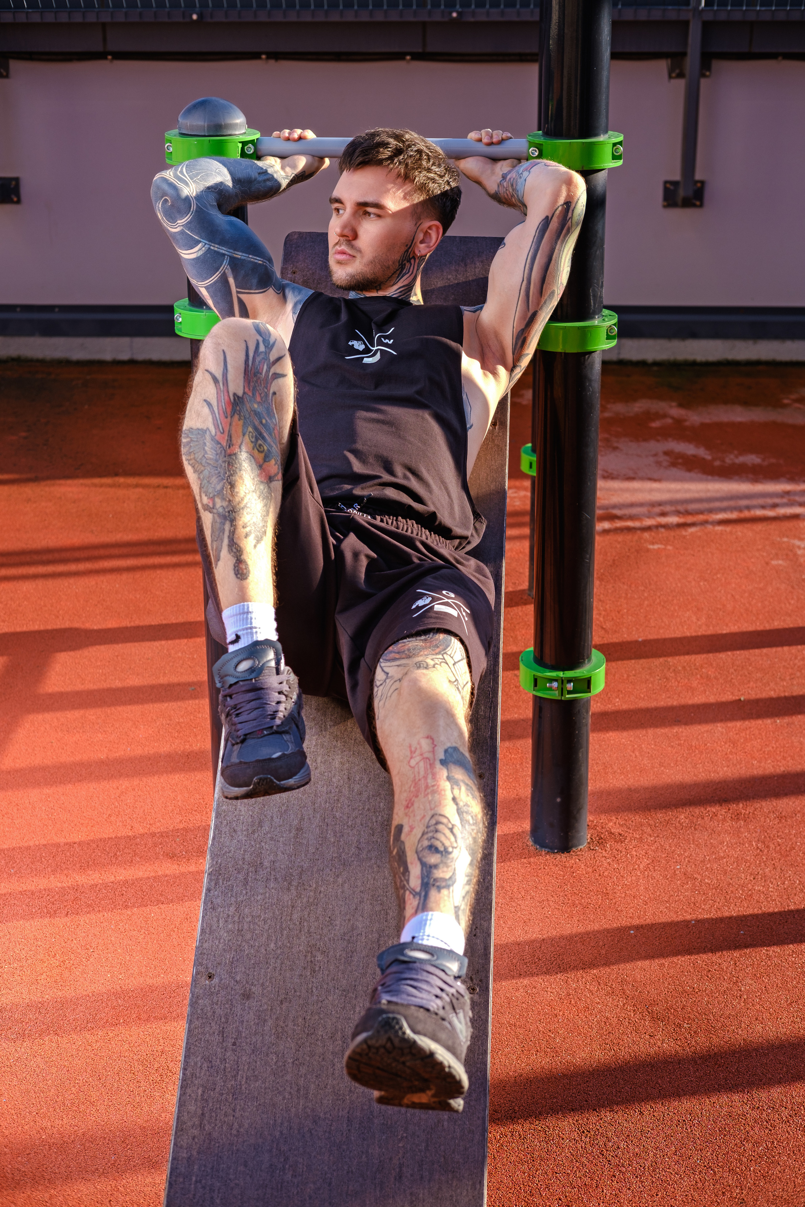 Фотосессия, демонстрирующая татуированный тело мужчины и его любовь к спорту