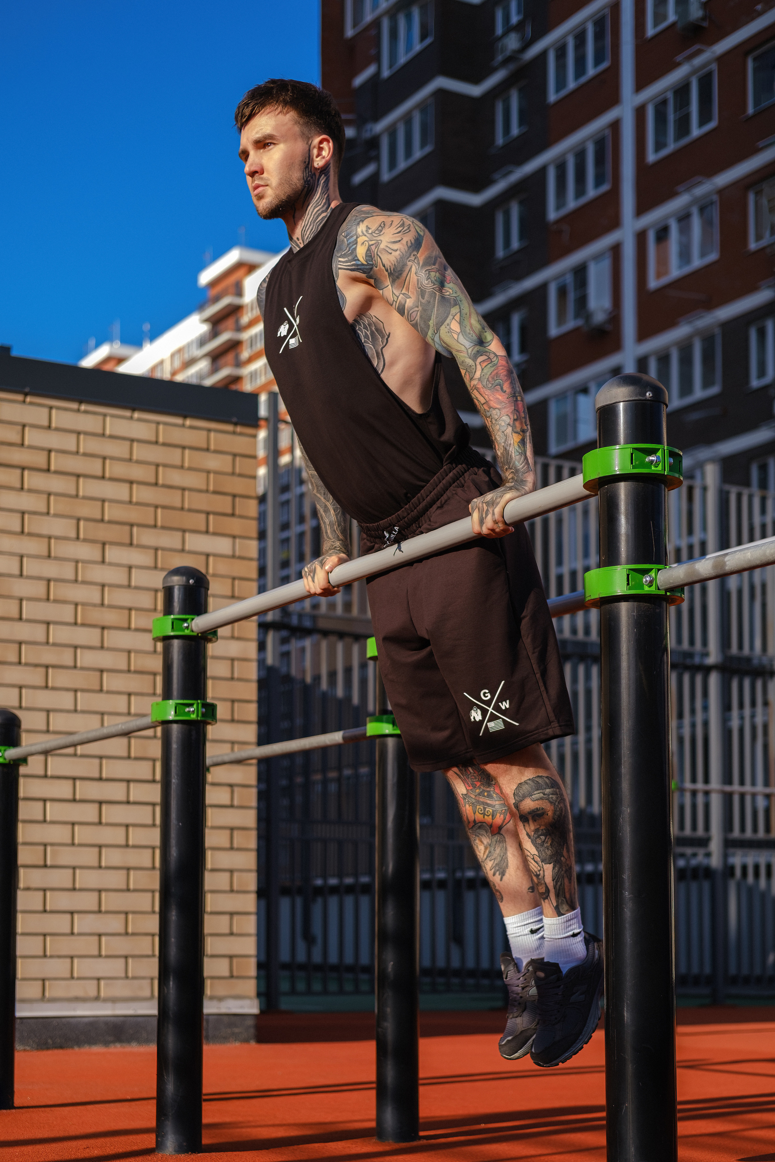 Эстетика и мощь: мужчина с татуировками в спортивной фотосессии