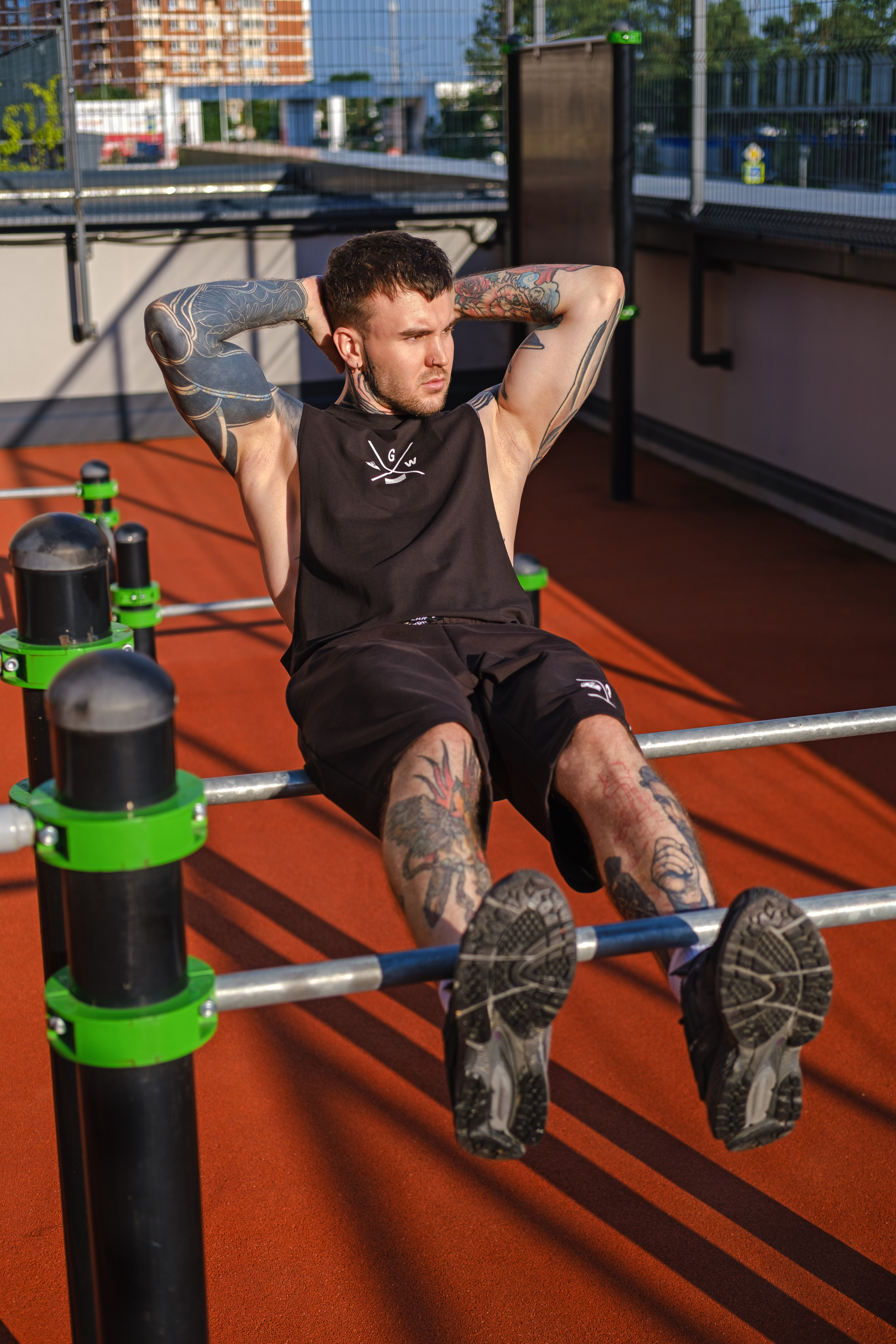 Татуированный мужчина в спортивной одежде - идеальное сочетание стиля и функциональности