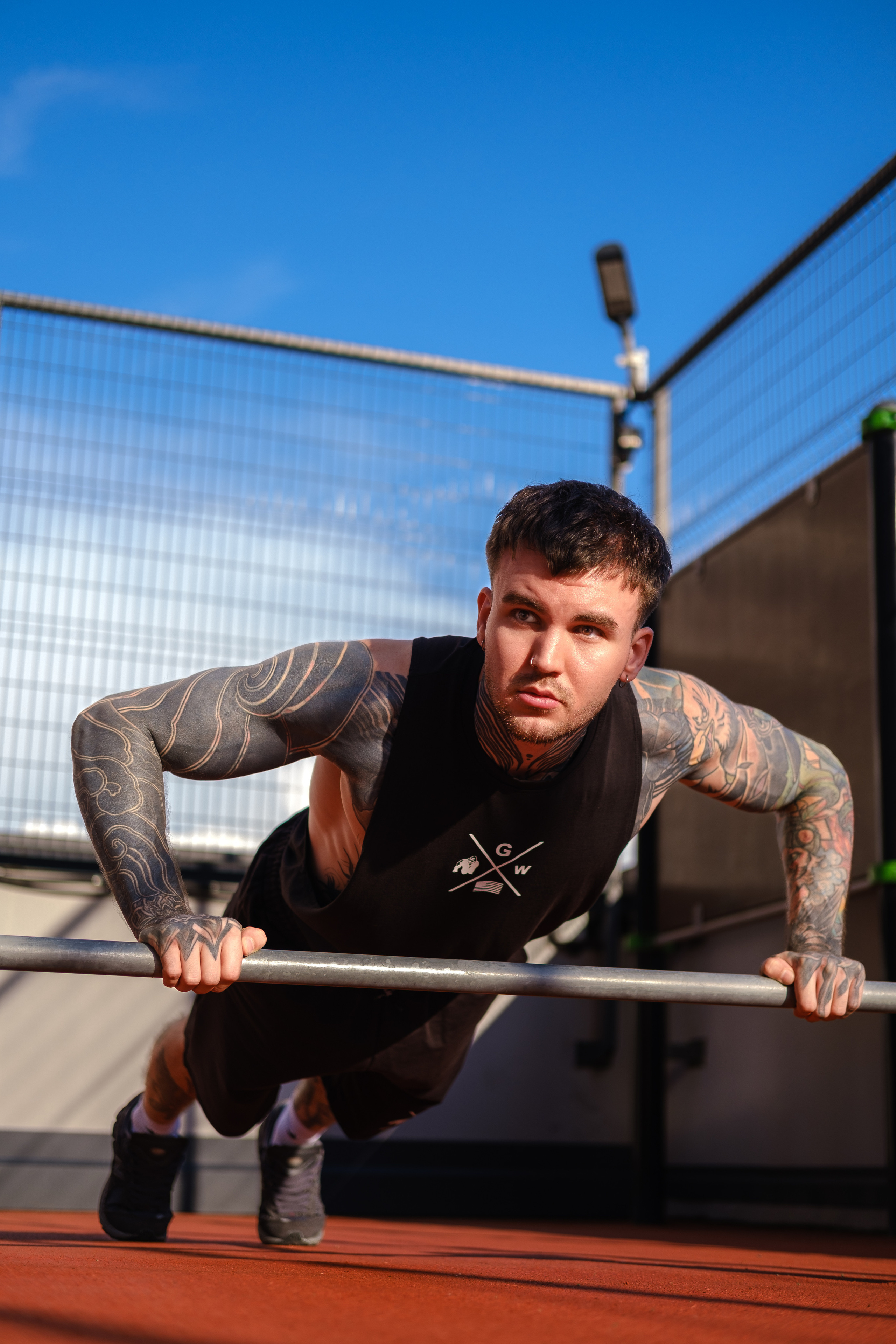 Спортивная фотосессия с мужчиной в татуировках - сила, энергия и страсть к спорту