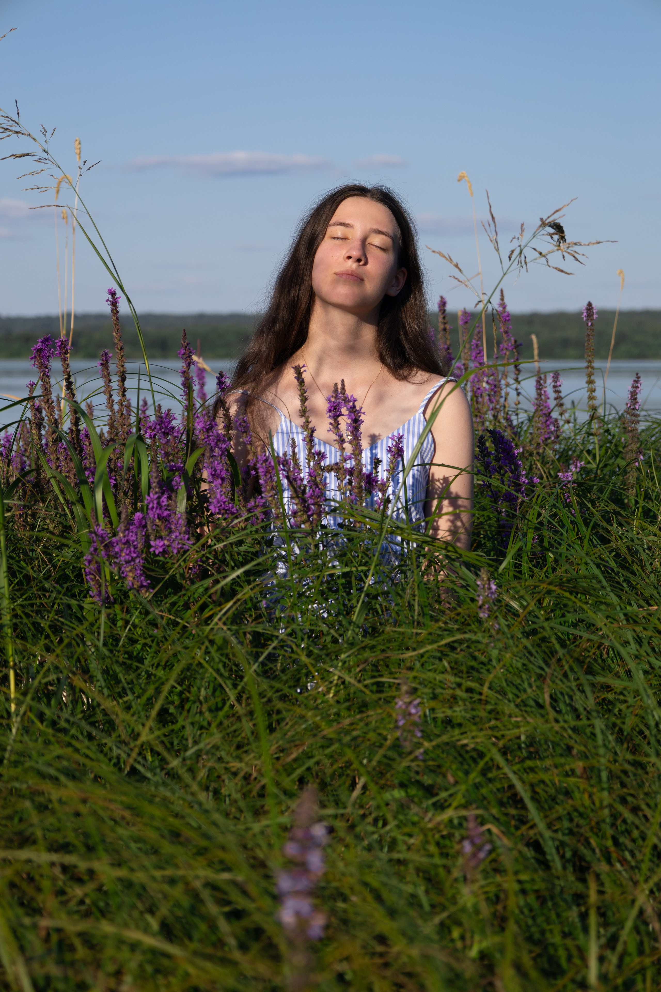 Девушка у озера