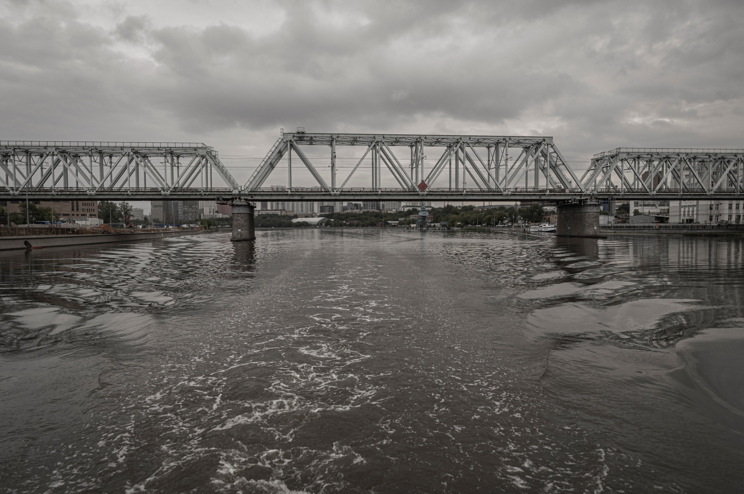 Москва-река. Лето. Яхта. Фотограф Роман Адлер