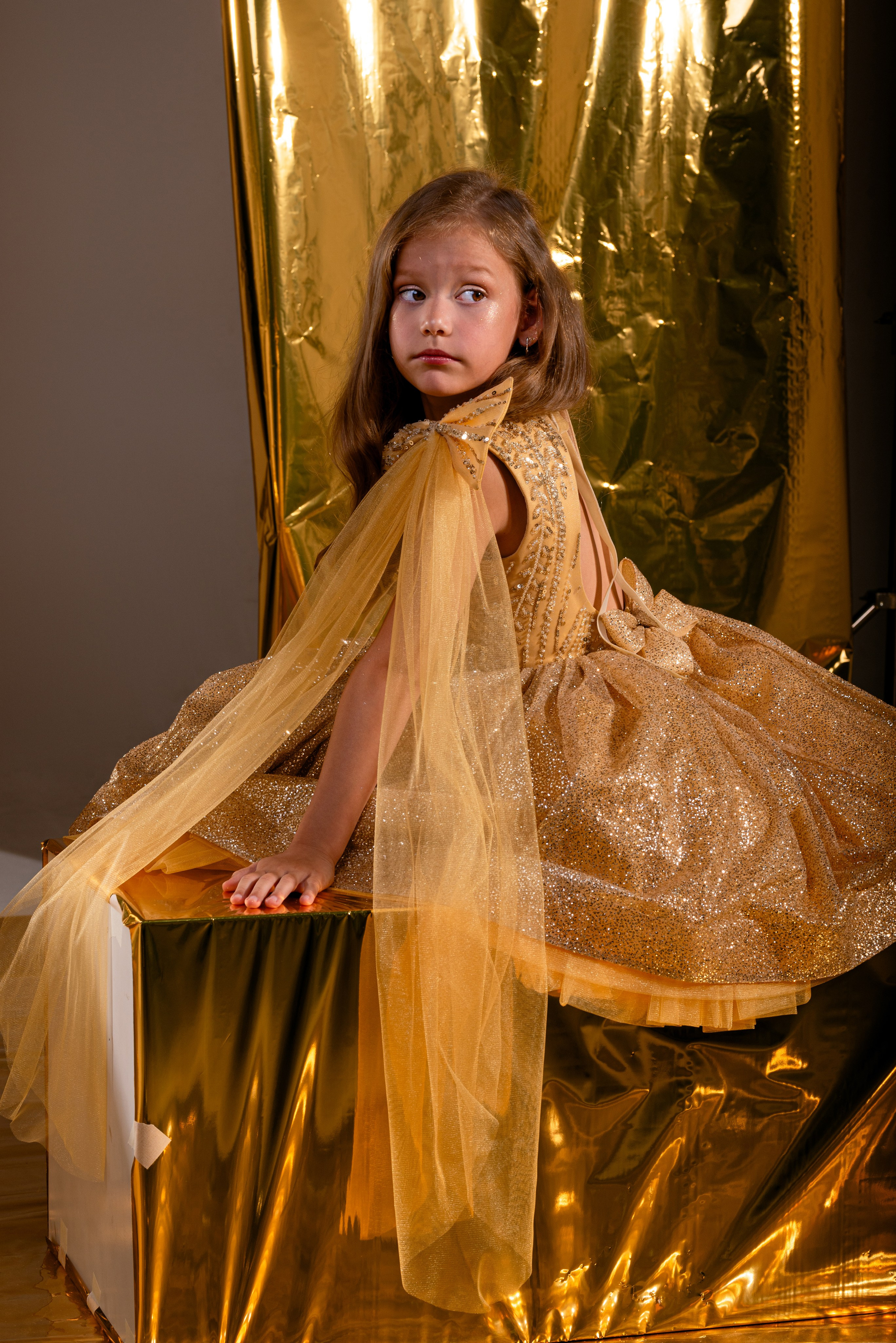 Детская профессиональная фотосессия под ключ, фотосессия в золоте. Детский студийный фотограф Сочи