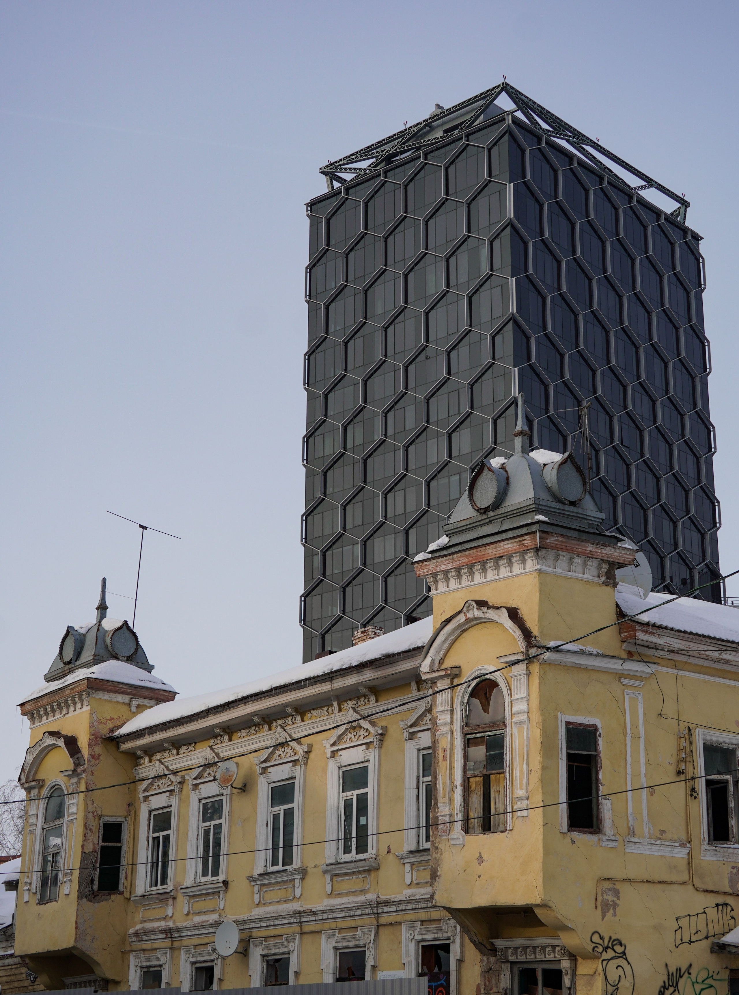 Старый особняк в Уфе на фоне дома с сотами