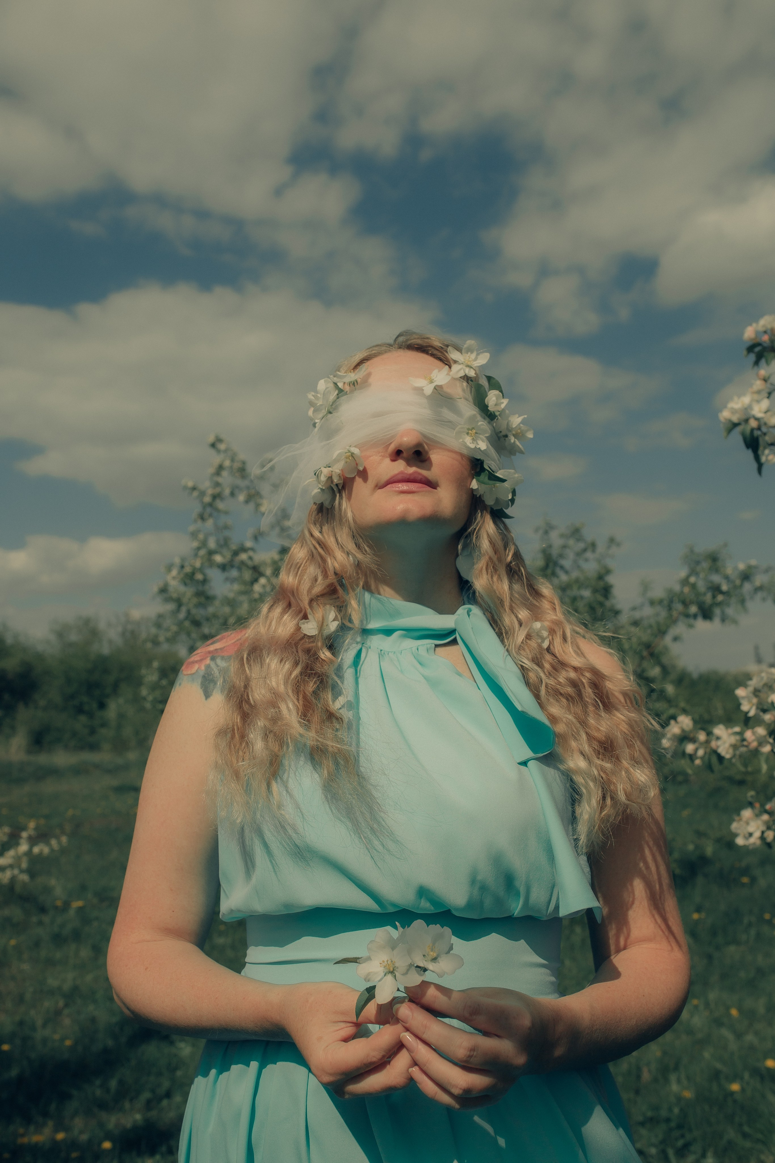 Маргарита в цветущих яблонях. Фотограф в Челябинске Филимонова Дарья