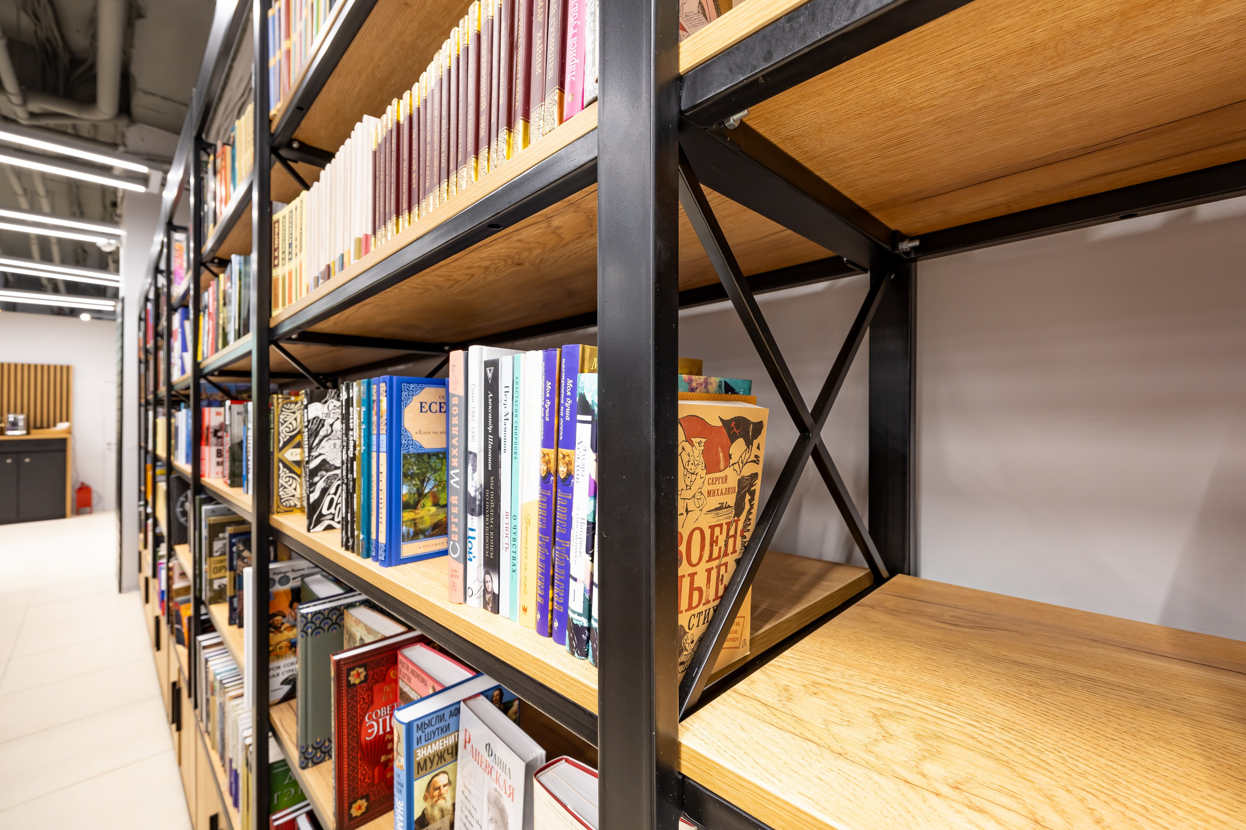 Съемка для производителя торгового оборудования в ТЦ «Серпантин». Интерьерный фотограф в Москве Сергей Чекмезов