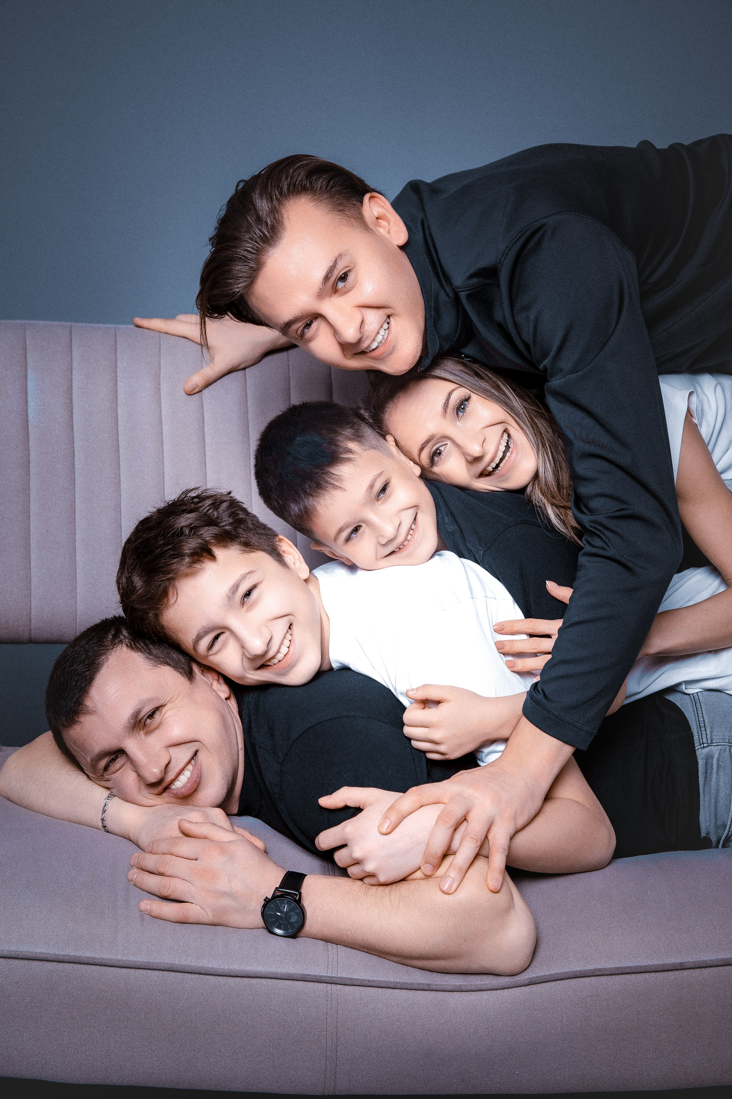 Семейная фотосессия в студии Галины и ее родных. Контент фотограф для экспертов в соцсетях Алена Собора Москва