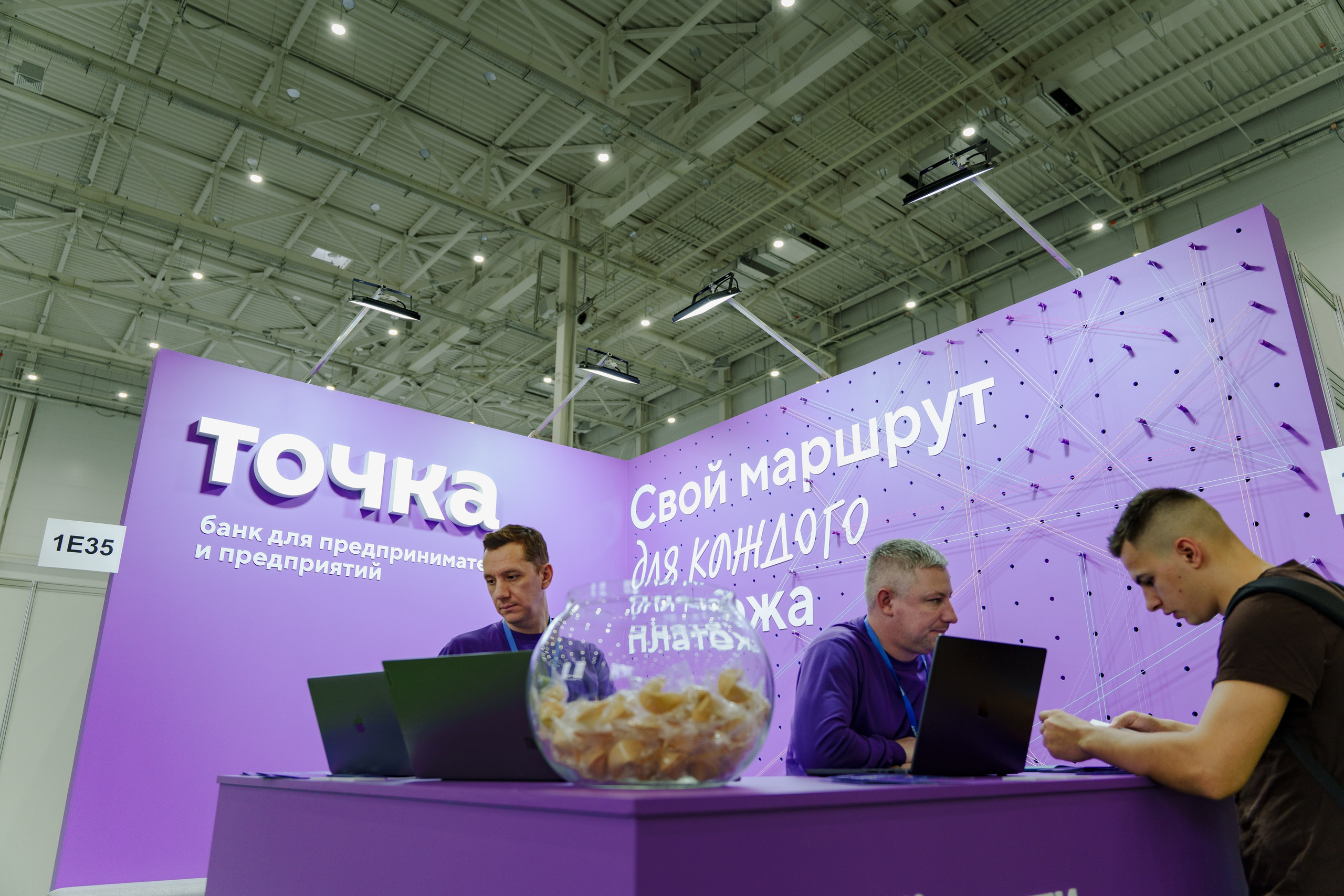 Стенд банка ТОЧКА. Фотограф в Москве и России