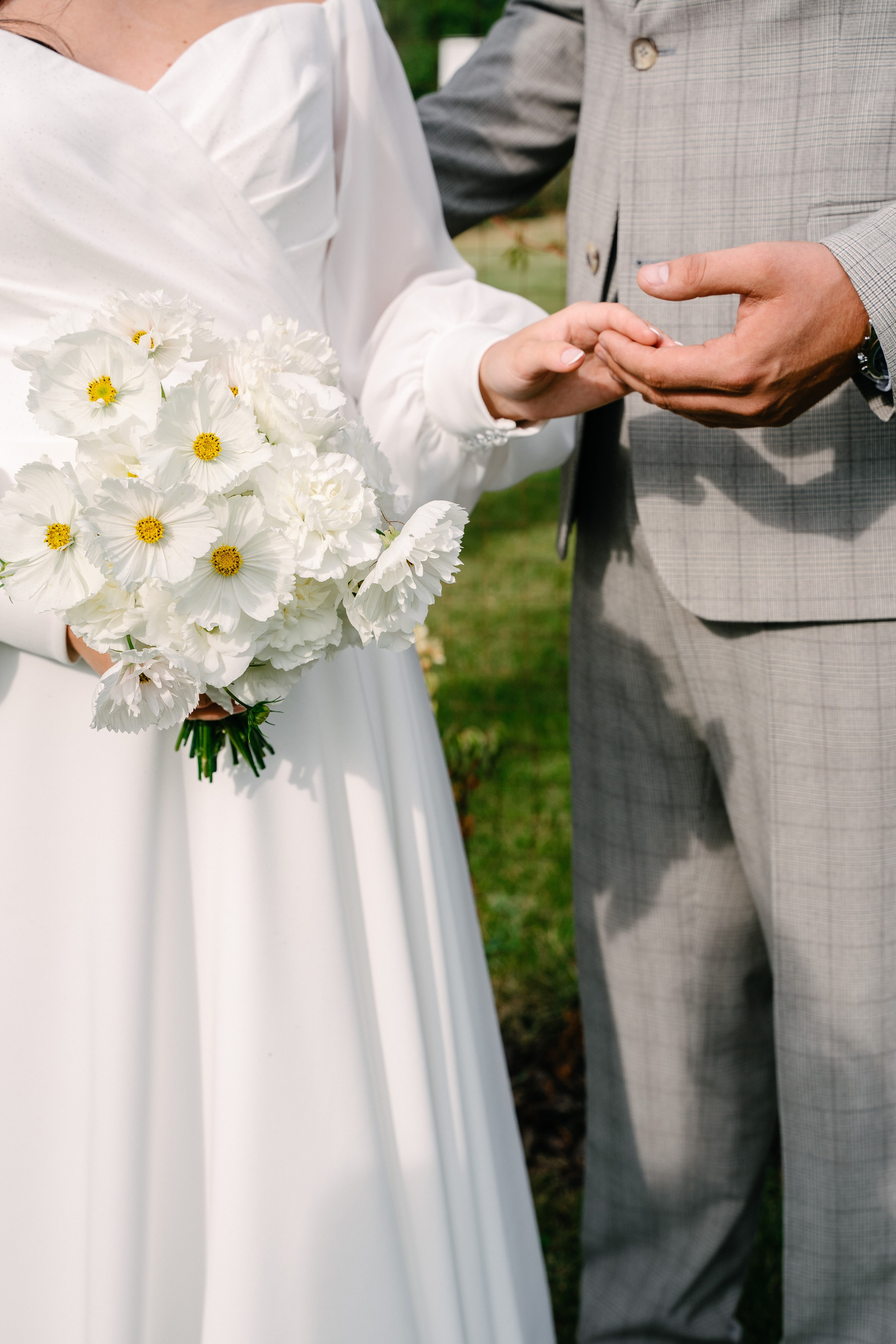 детали рук жениха и невесты