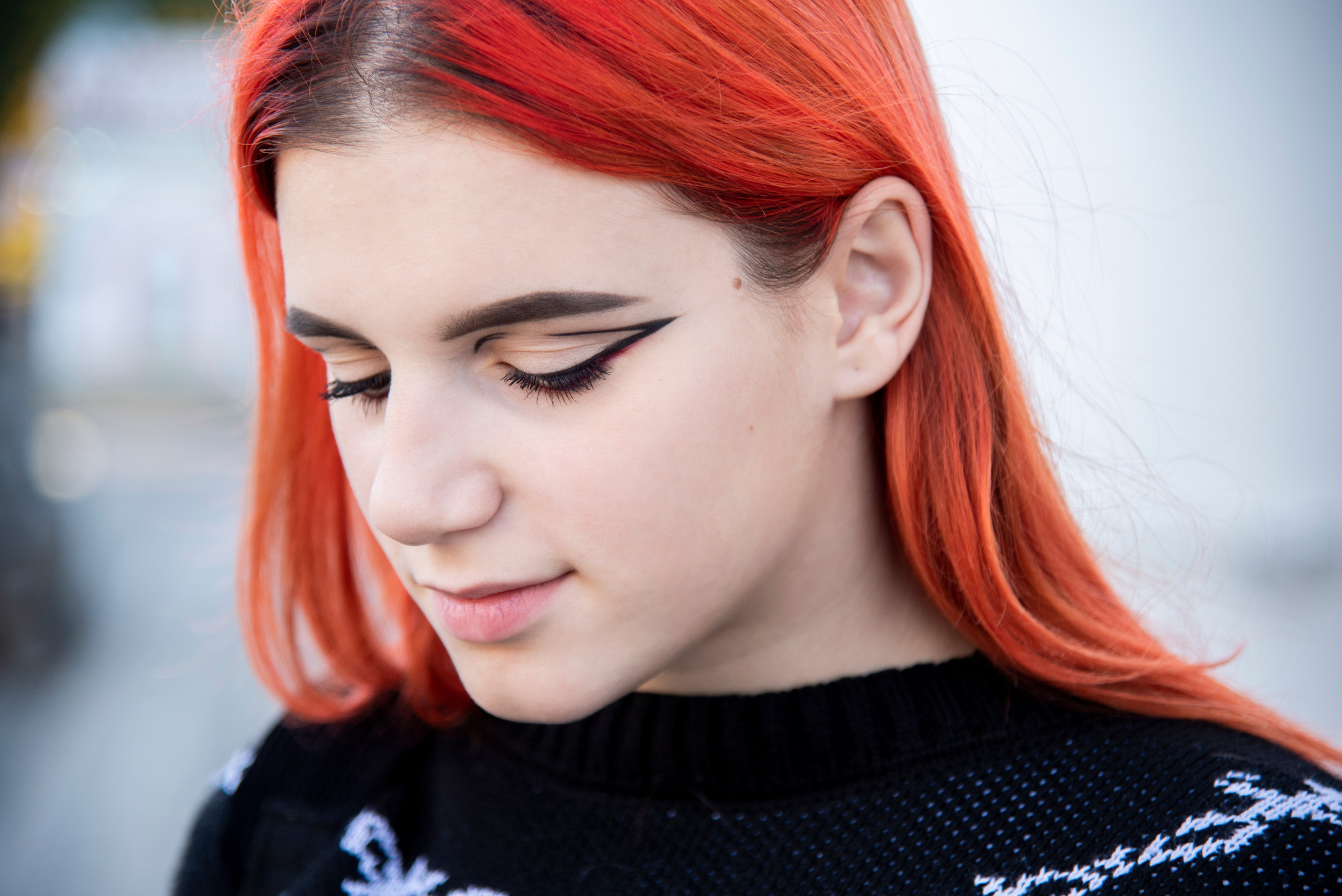 Портет девушки. крупный план. красные волосы. стрелки