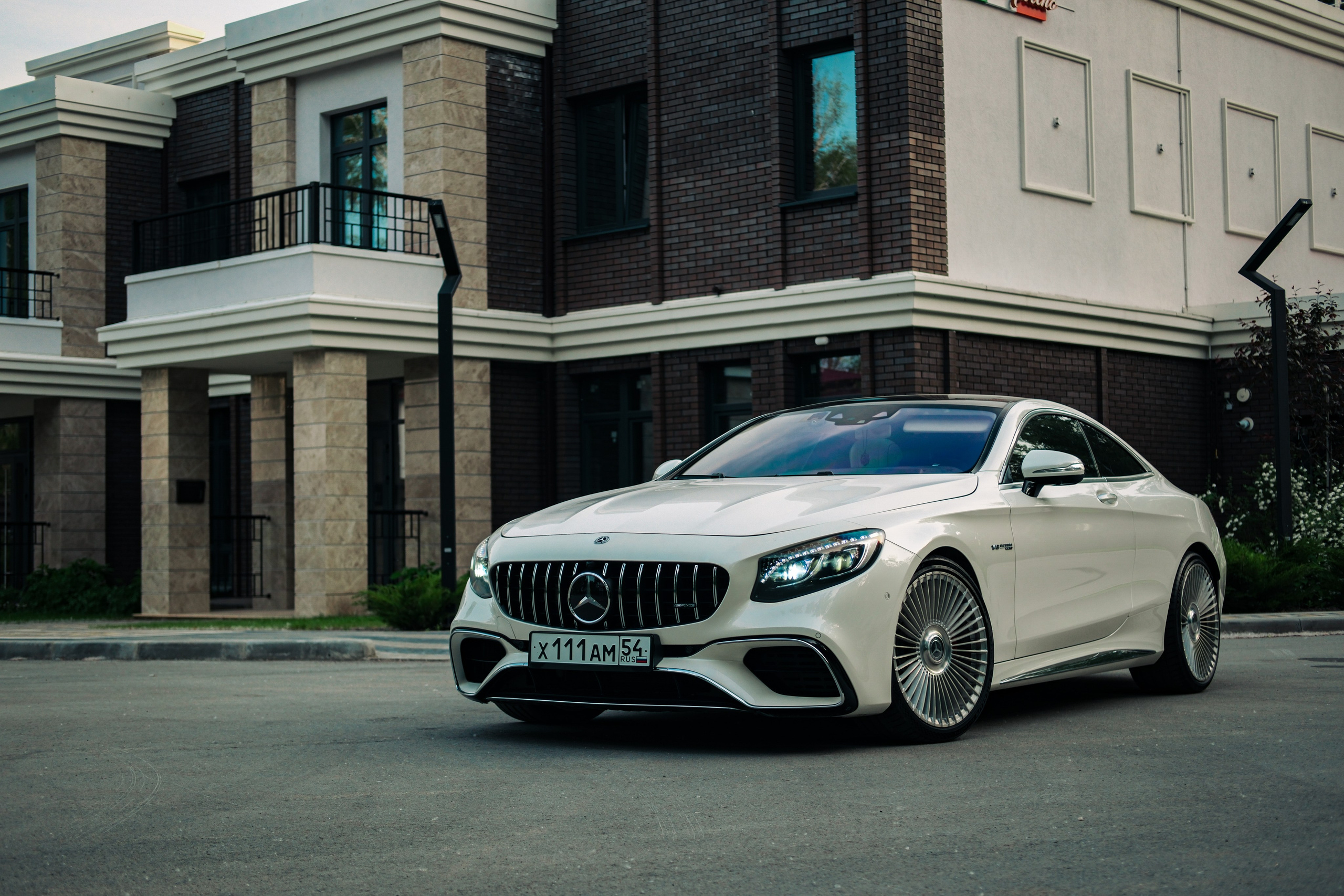 Профессиональная фотосессия Mercedes Benz S63 AMG Coupe в&nbsp;Новосибирске. Автомобильный фотограф Чанчин Владимир: детальные снимки кузова, интерьера и&nbsp;динамики. Съемка автомобиля для продажи