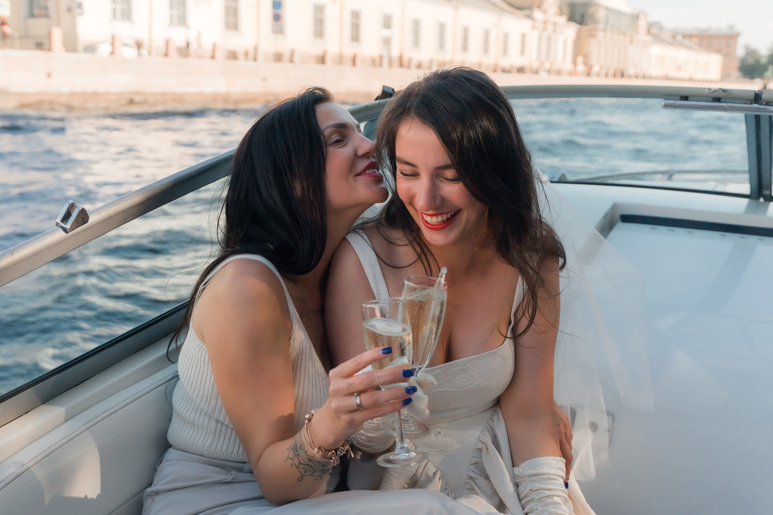 Фотосъемка девичника, встреча девушек, веселые женские портреты