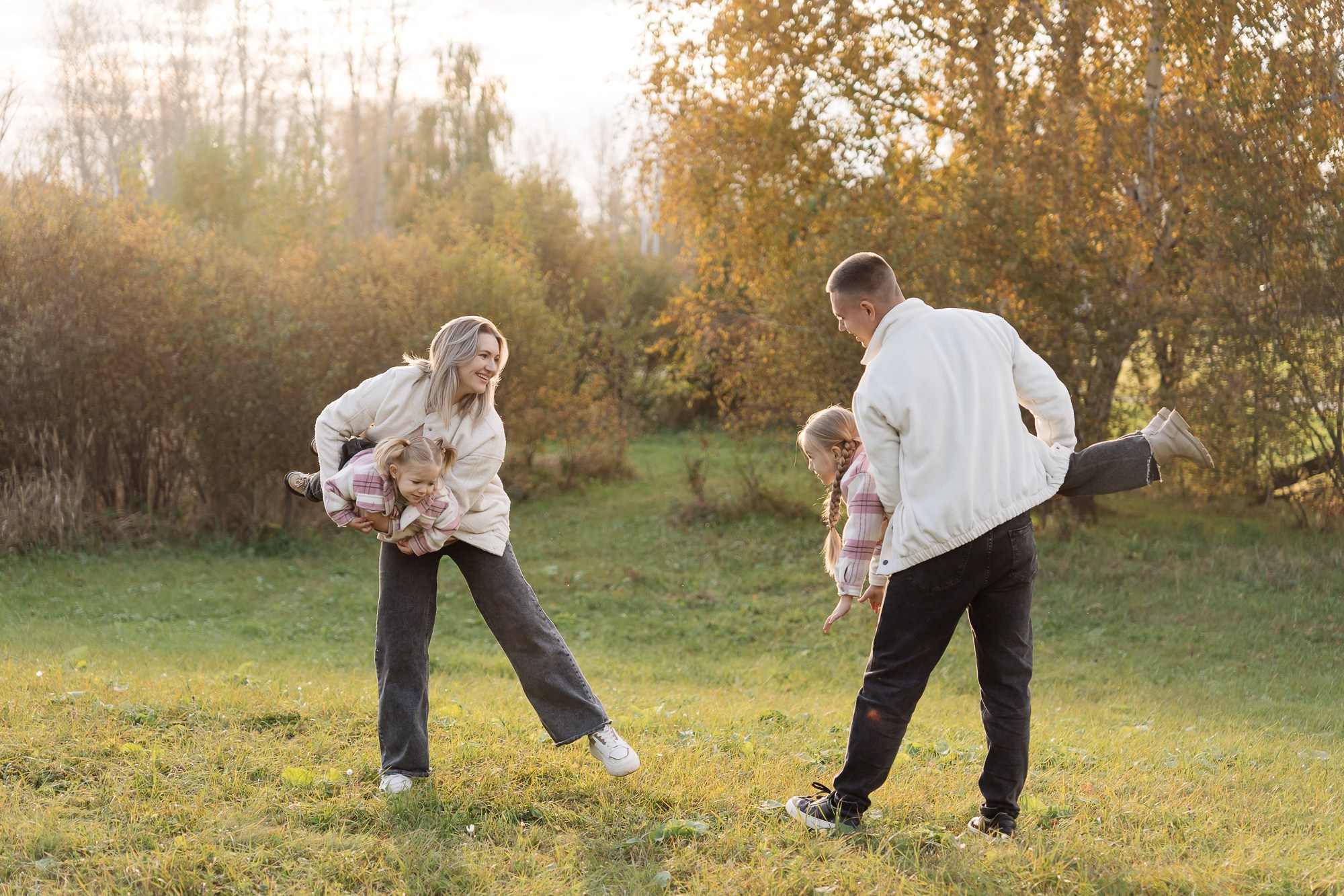 Мира и Тая на прогулке с родителями. Фотограф в Красноярске. Юлия Чаушанская