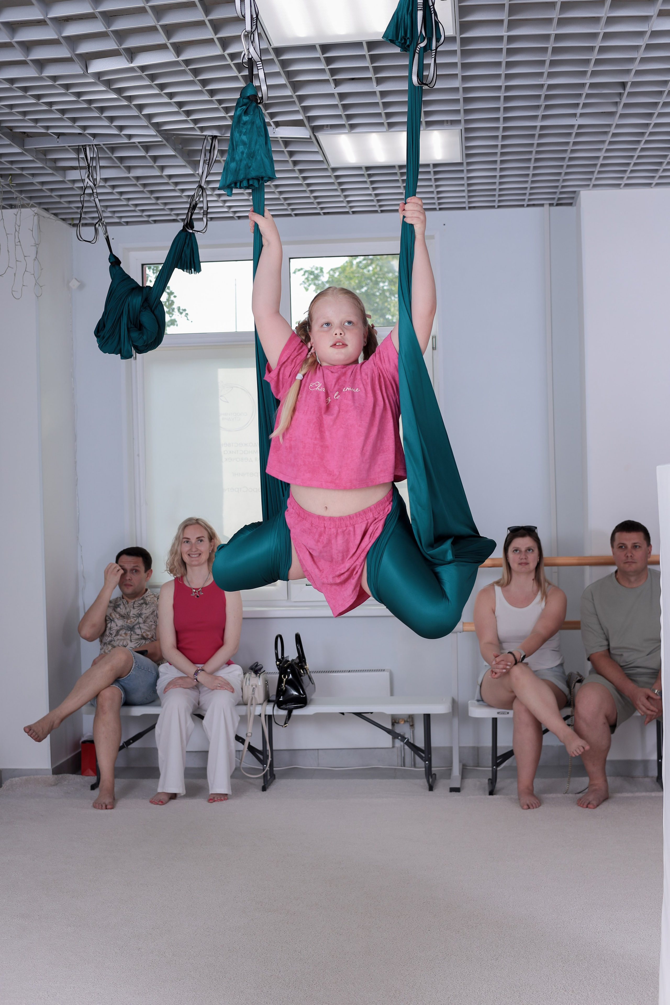 Детская аэройога. Фотограф Надршина Лилия