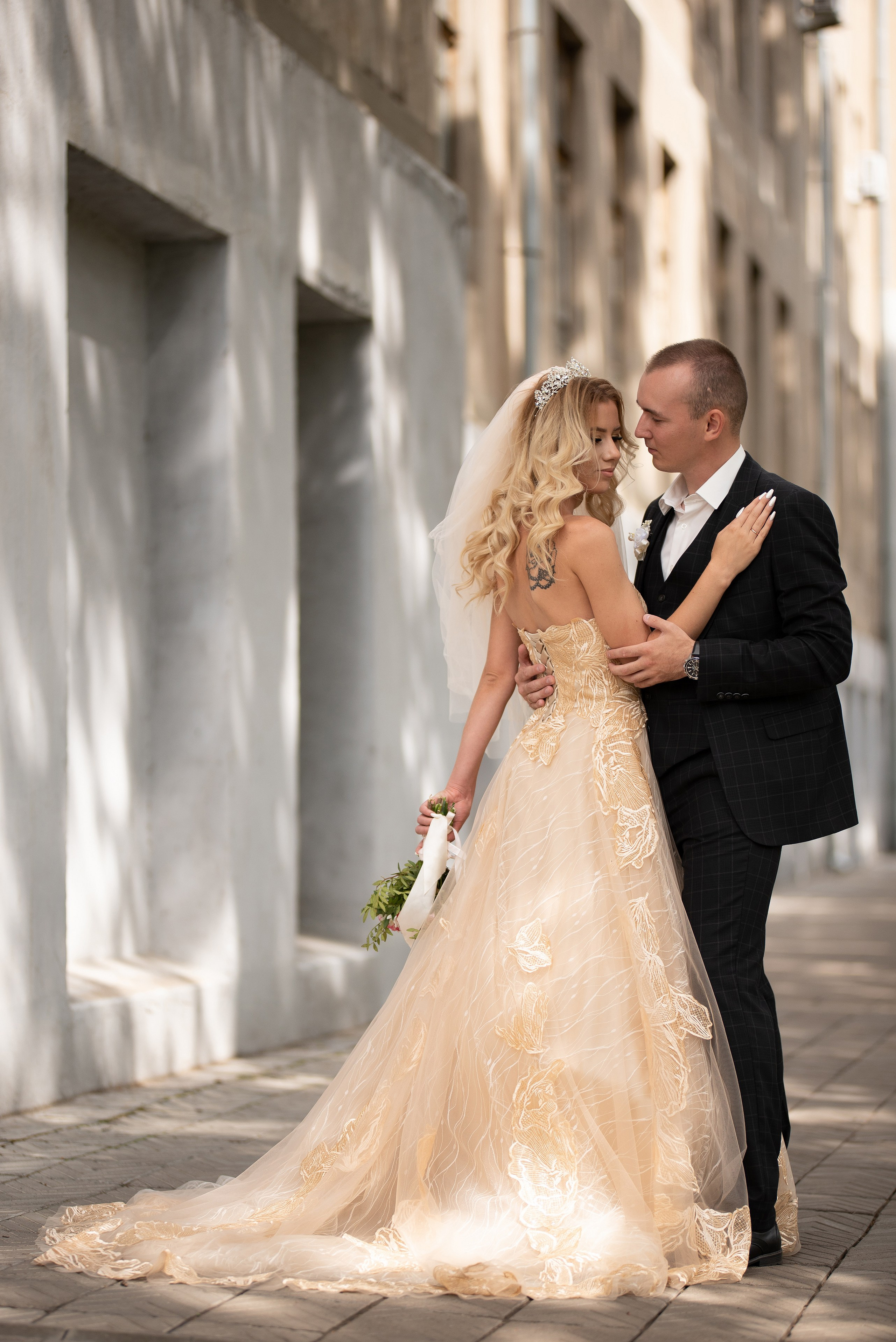 Красивое свадебное фото в полдень.