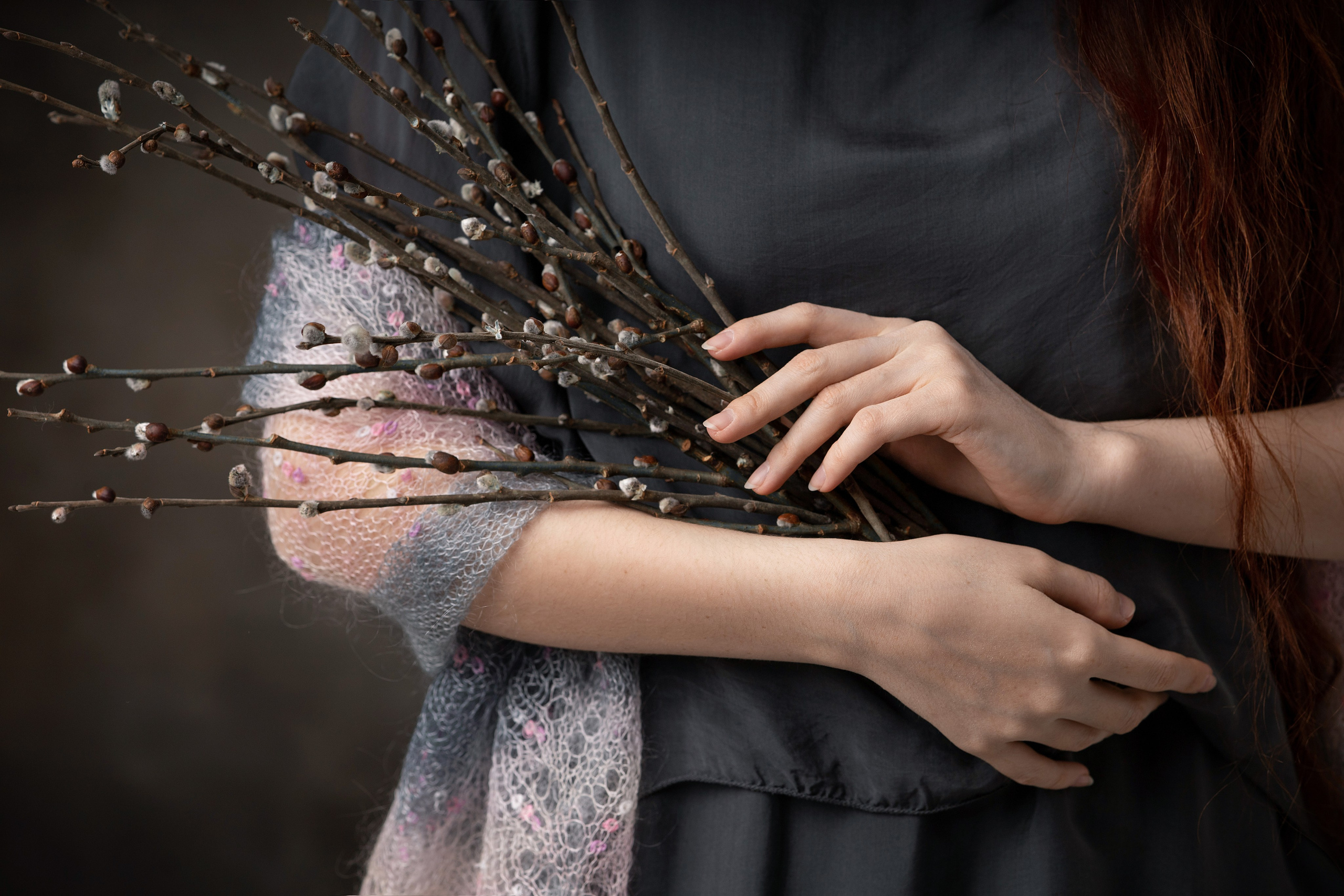 Фотосессия в студии арт портрет женщины длинные рыжие волосы в сером платье с пуховым платком  с веточками вербы на темном фоне